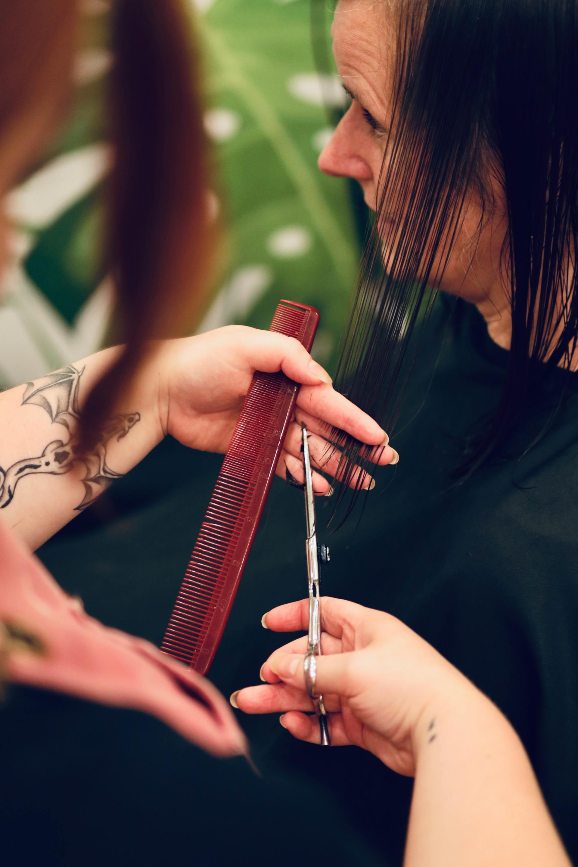 A woman cutting hair | Source: Pexels