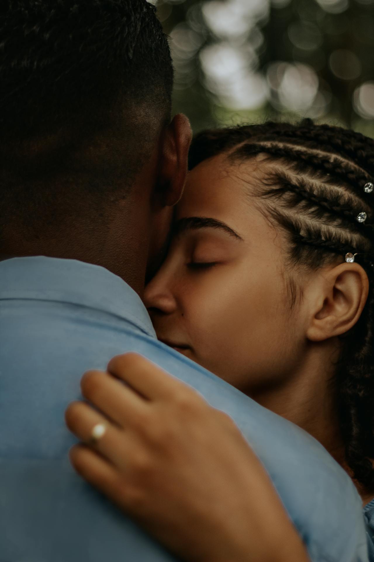 A couple hugging each other | Source: Pexels