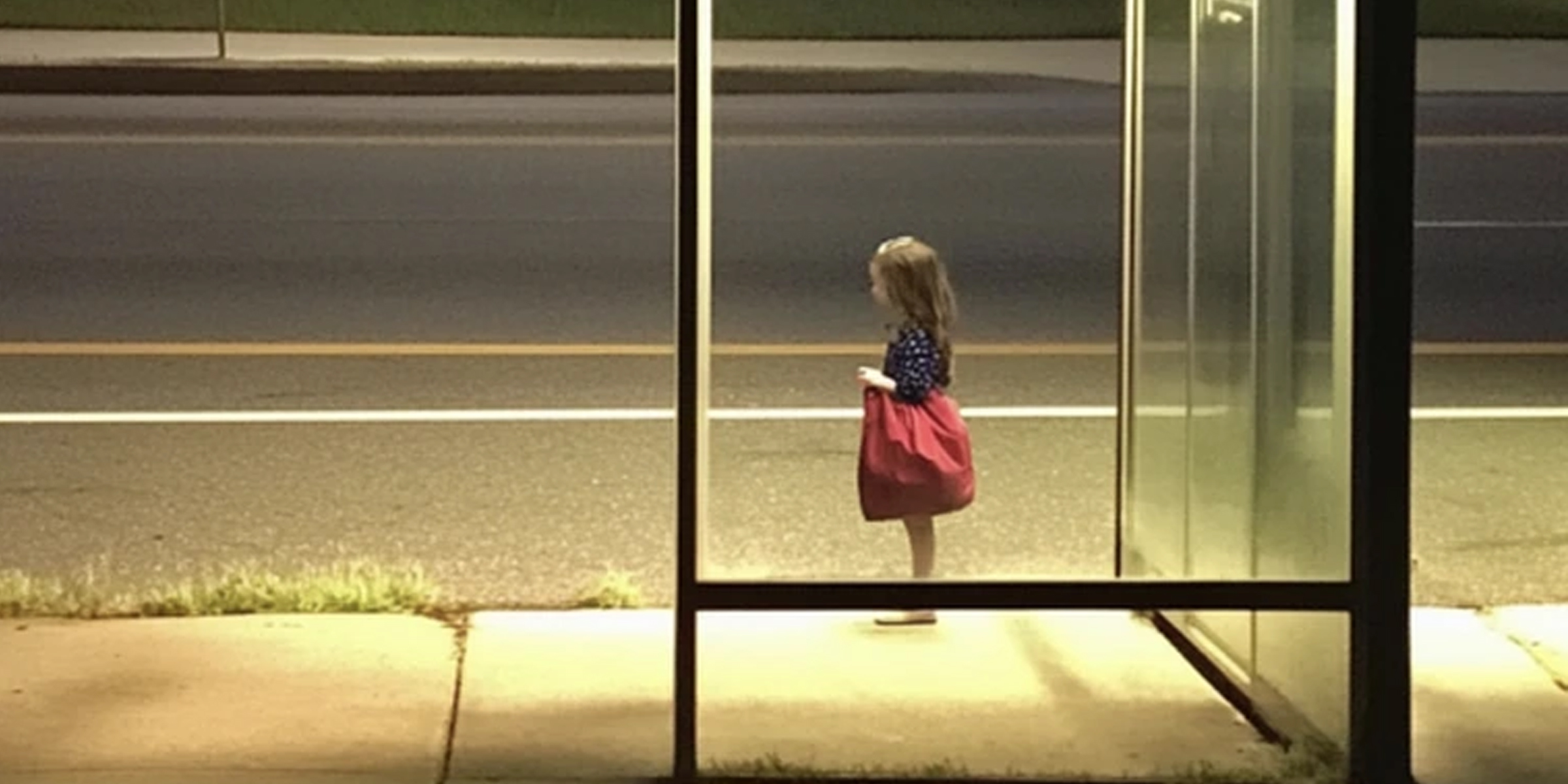 A lonely little girl standing at a bus stop | Source: AmoMama