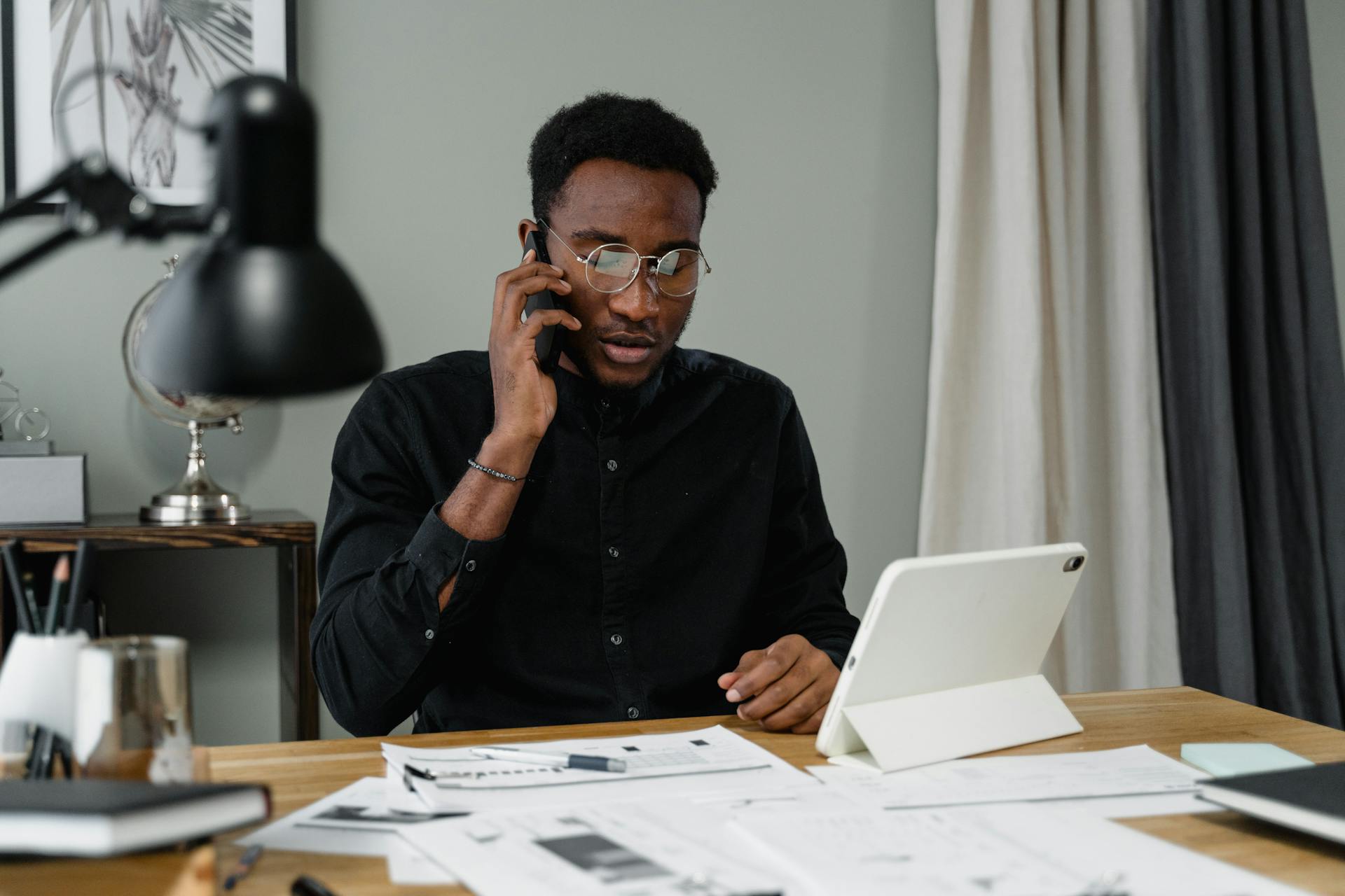 A man working at a desk | Source: Pexels