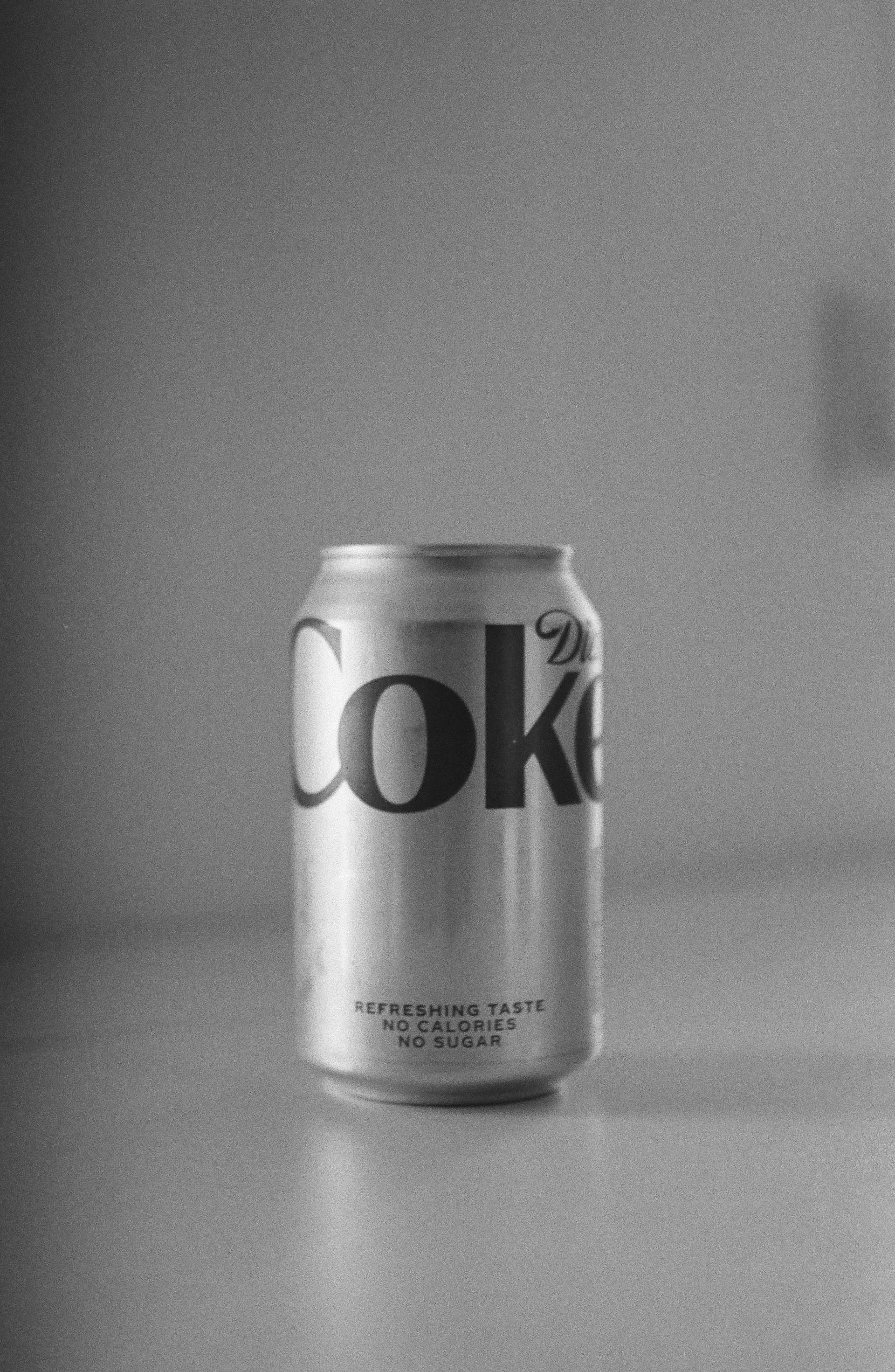 Zdjęcie puszki Diet Coke w skali szarości | Źródło: Pexels