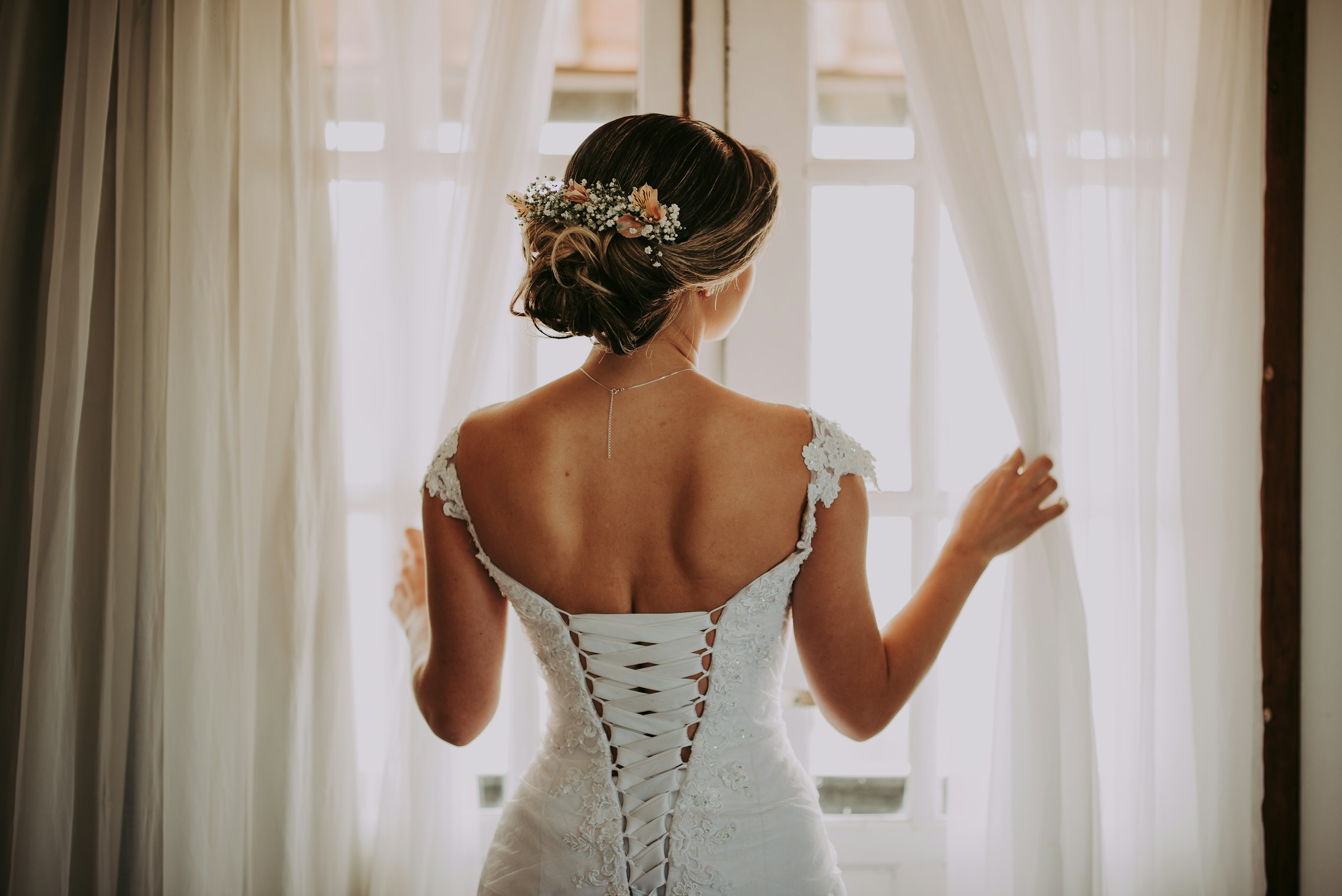 A bride staring out the window | Source: Unsplash