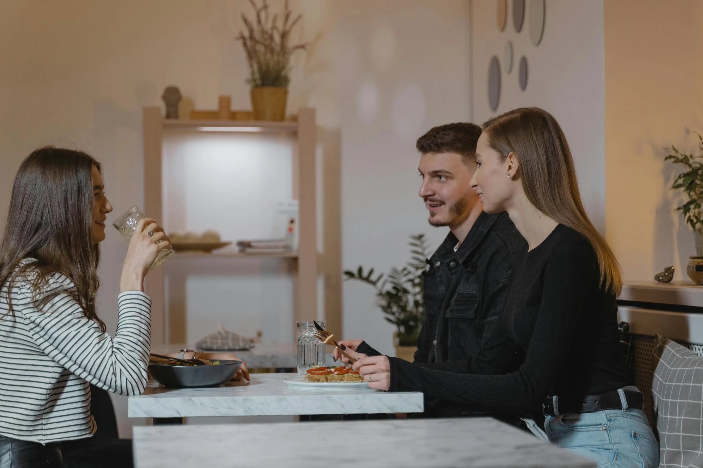 A woman talking during dinner | Source: Pexels