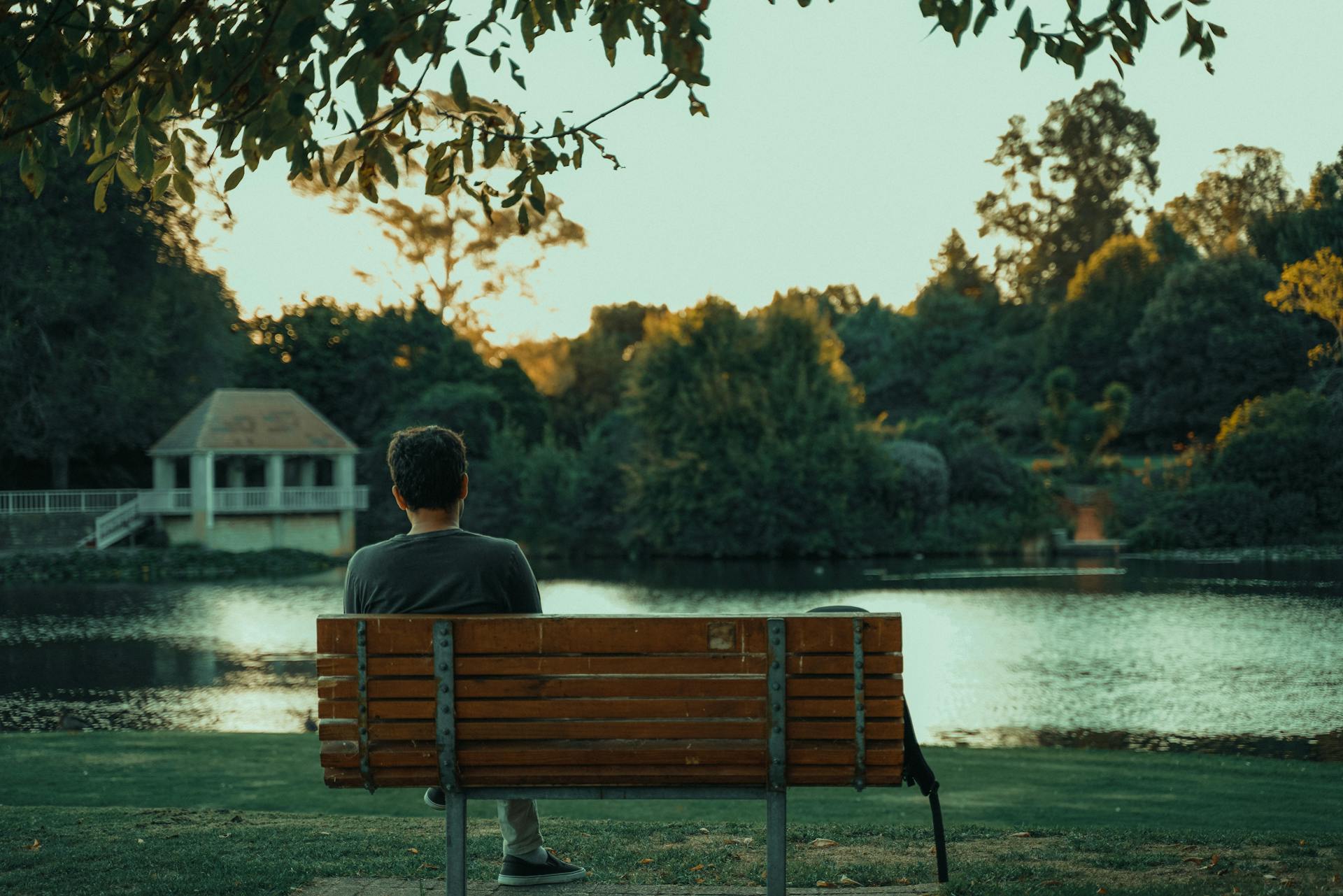 A man sitting on a bench | Source: Pexels