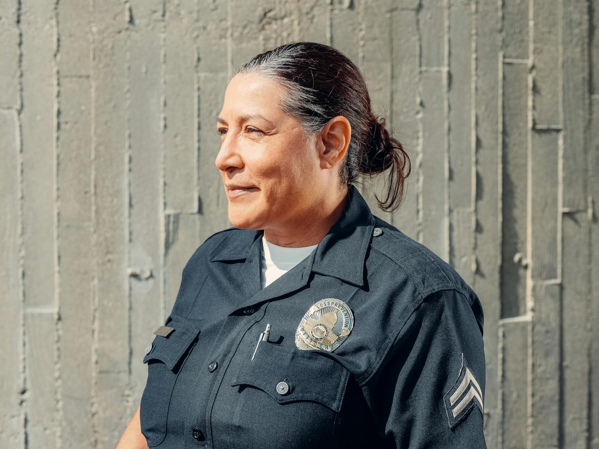 A lady police officer smiling | Source: Pexels