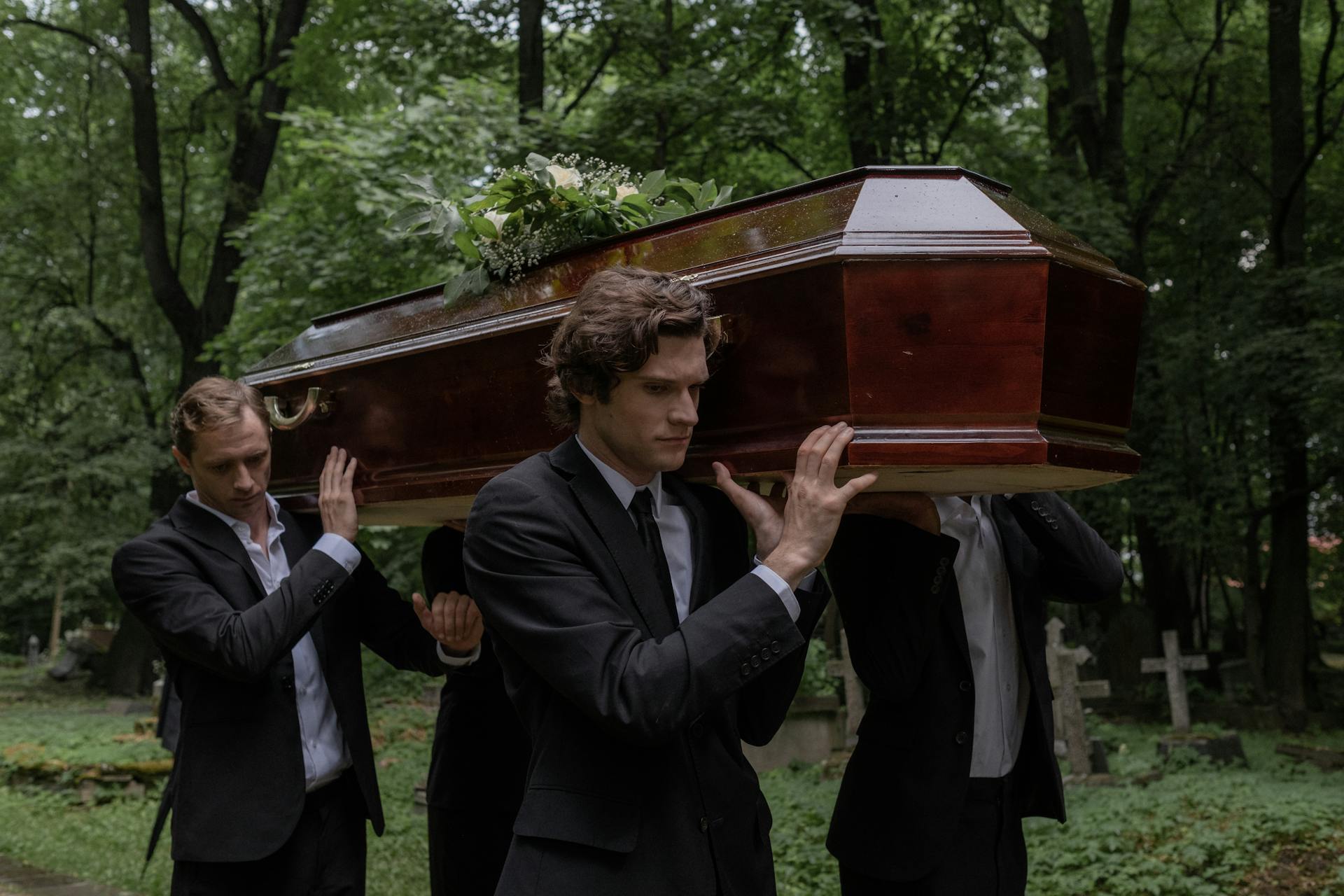 Men carrying a coffin in a cemetery | Source: Pexels