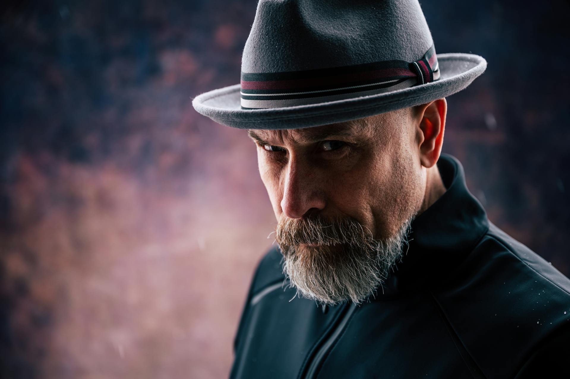A grumpy-looking man frowning at someone | Source: Pexels