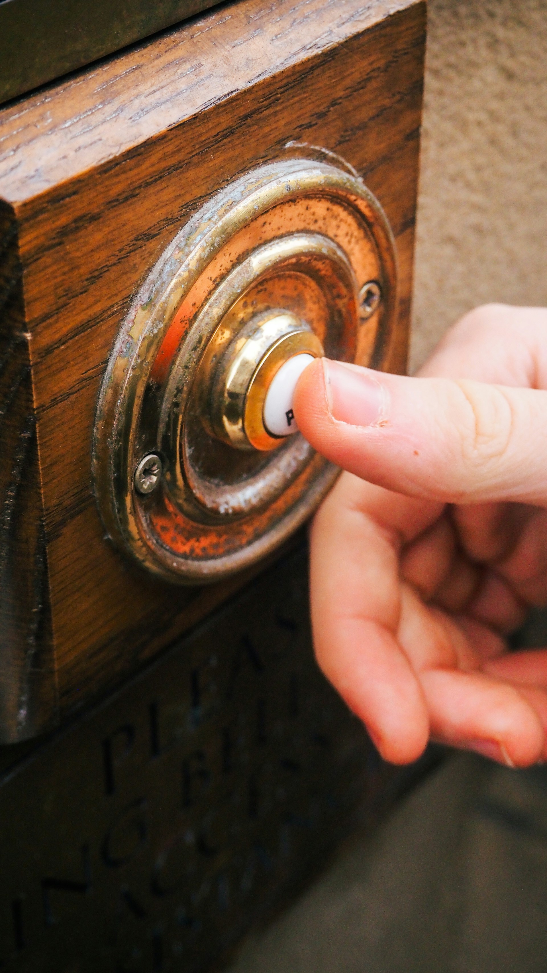 A person pressing the doorbell | Source: Unsplash