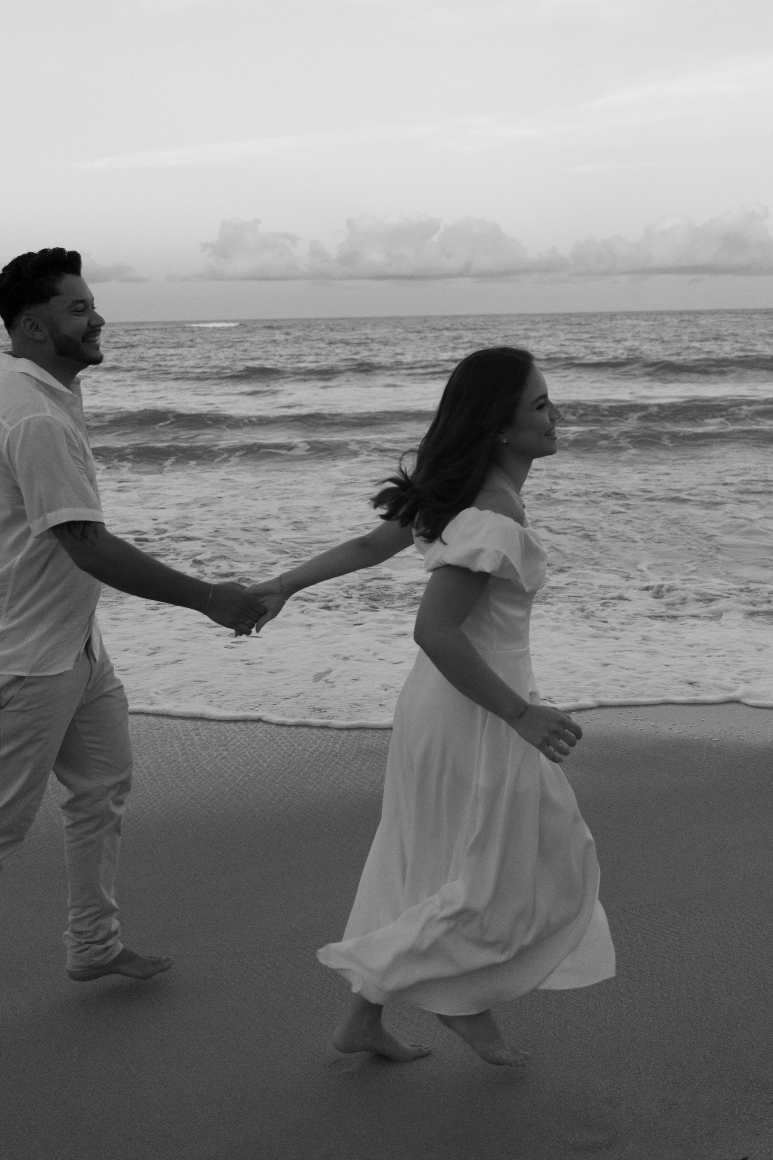 A couple at the beach | Source: Pexels