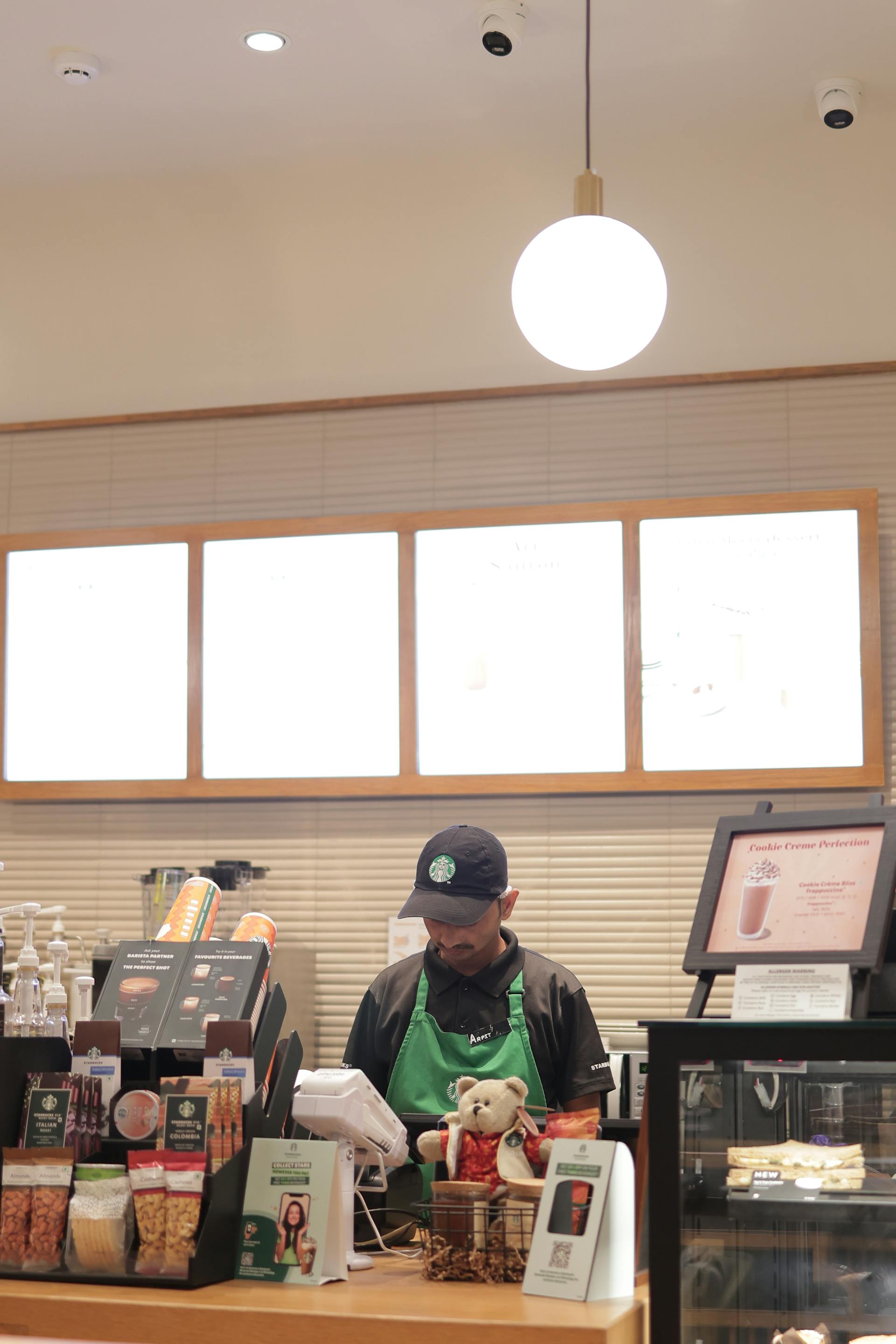 A man working in a coffee shop | Source: Pexels