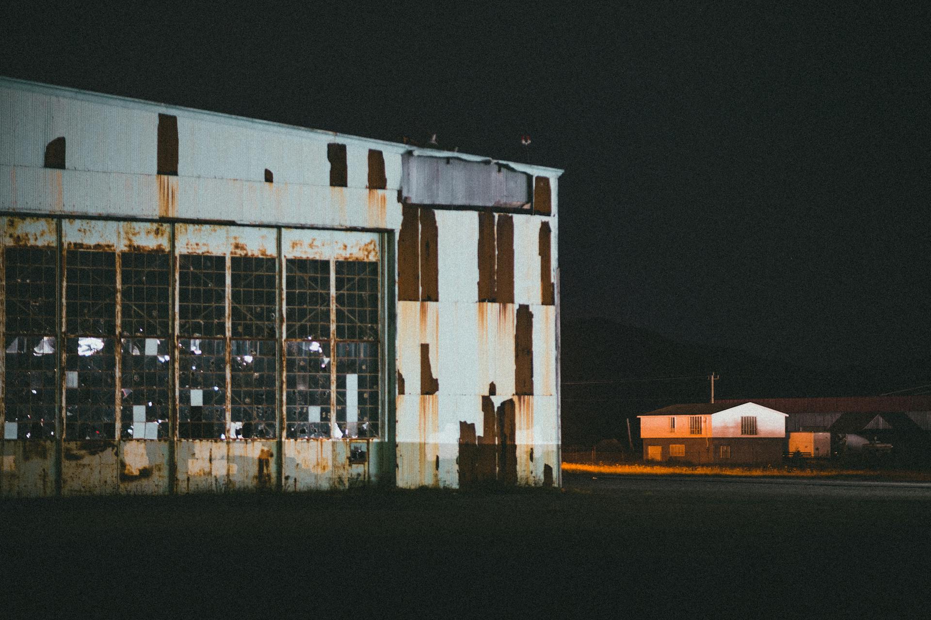 A rusting warehouse with broken windows | Source: Pexels