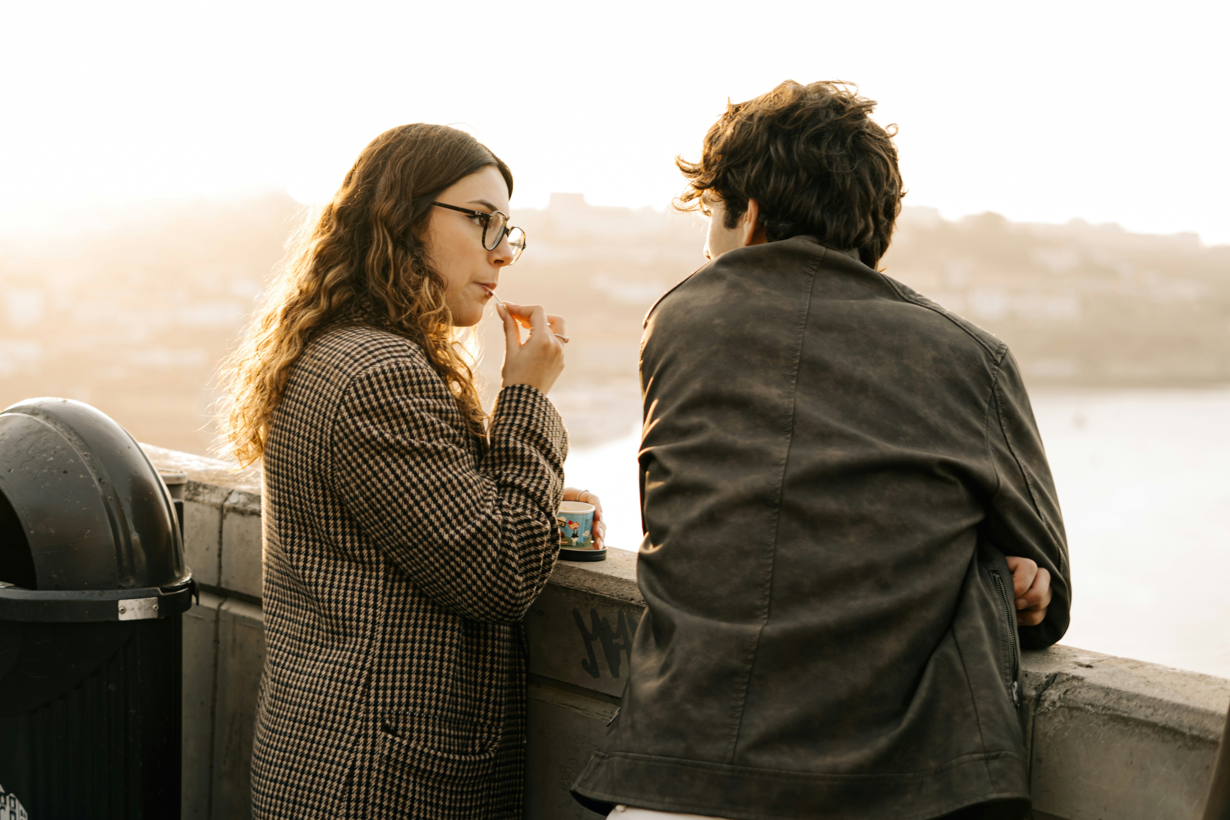 A man and a woman talking | Source: Pexels