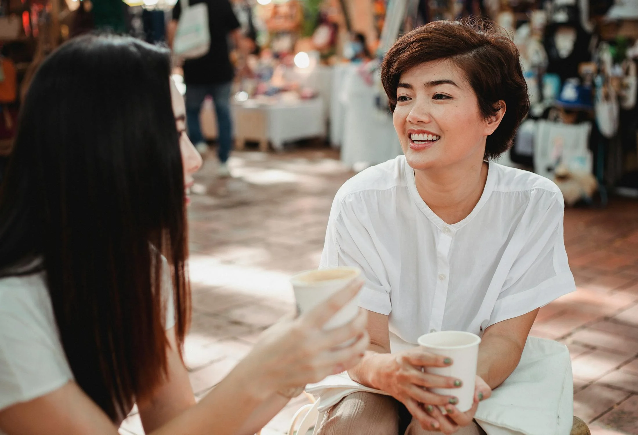 Two friends in a cafe | Source: Pexels