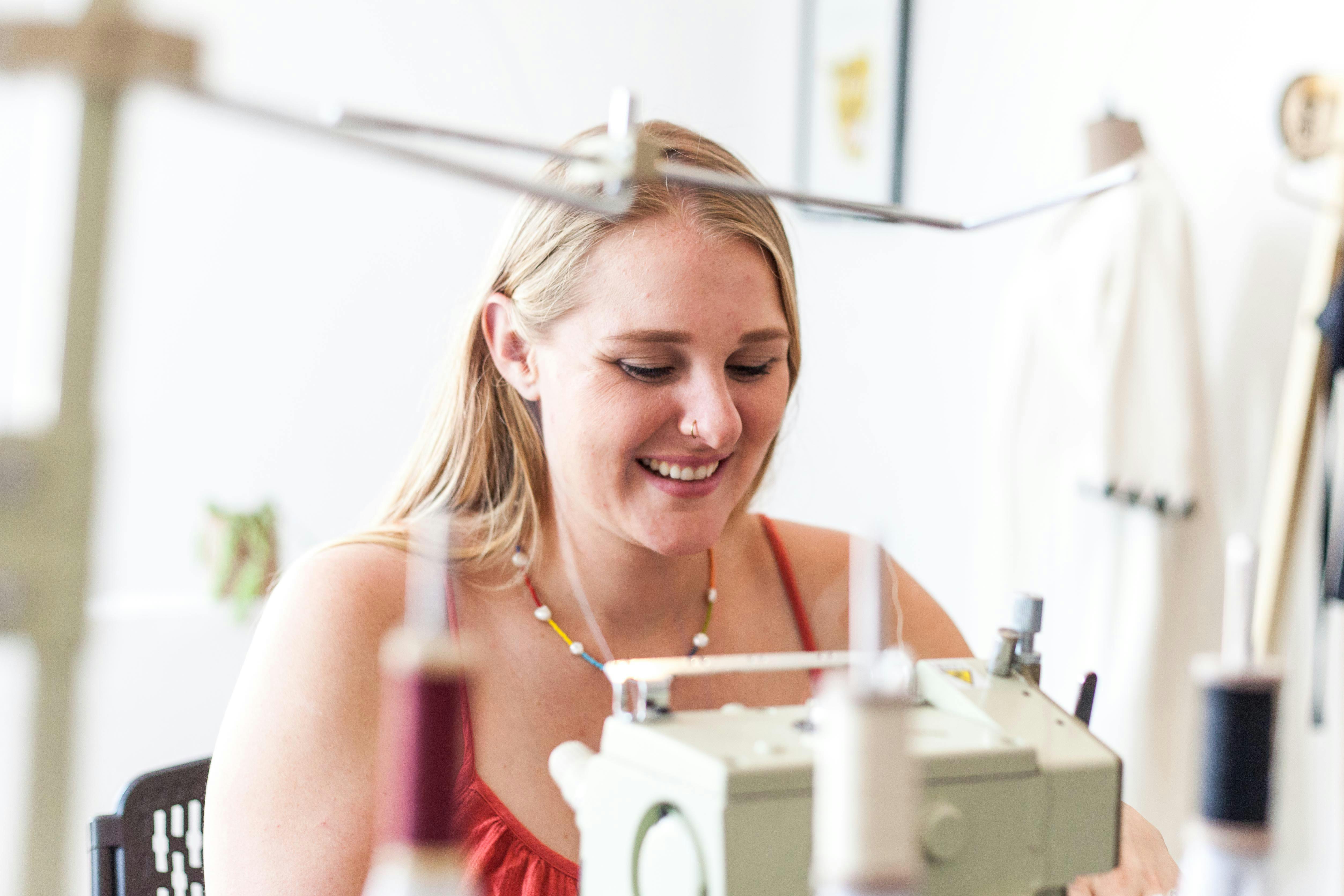 A woman sewing | Source: Pexels