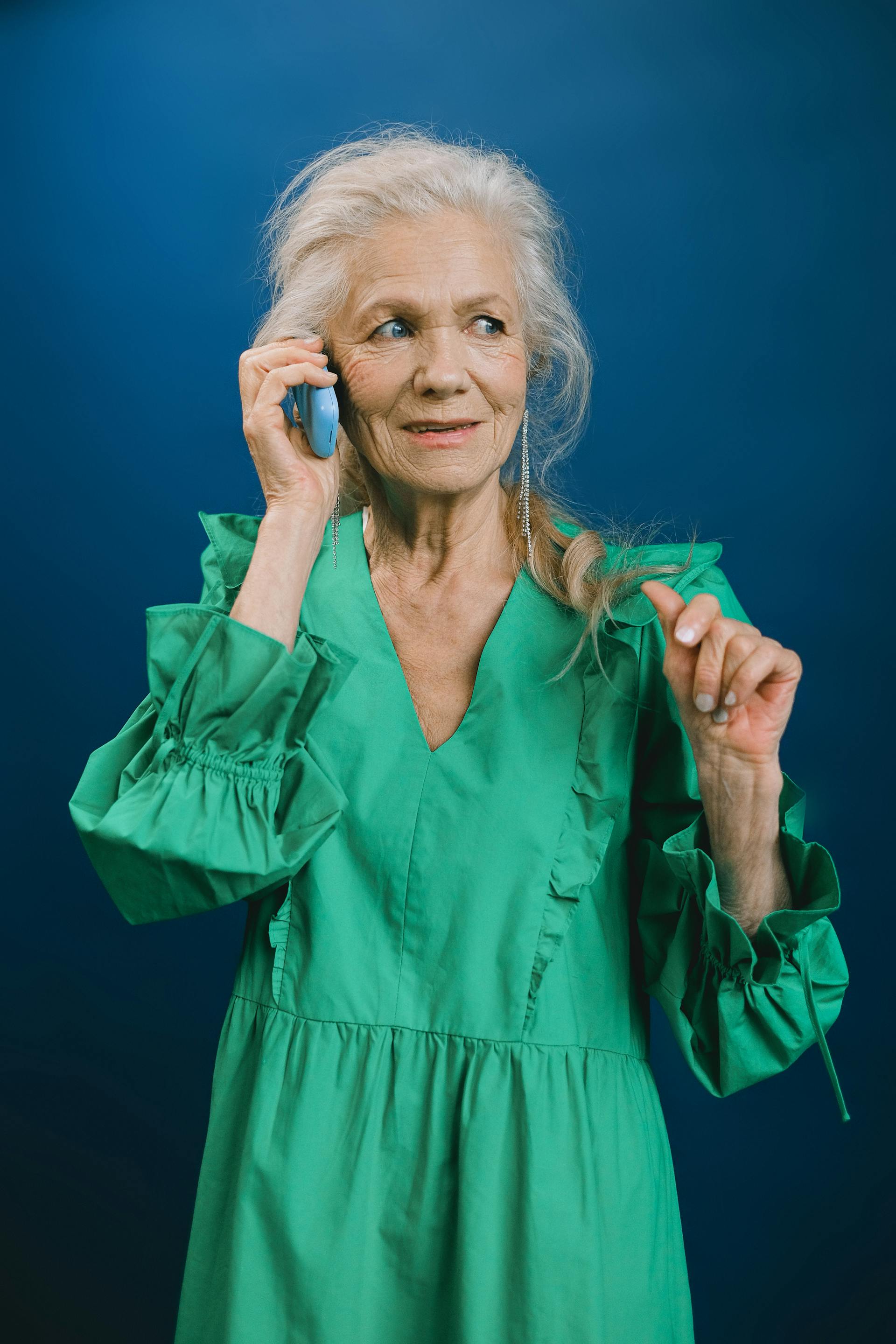 A woman speaking on her cell phone | Source: Pexels