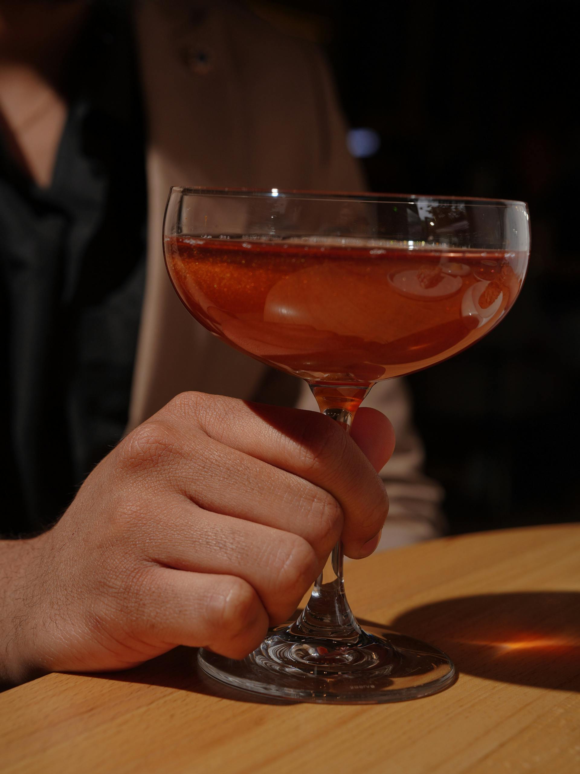 A man holding a glass | Source: Pexels