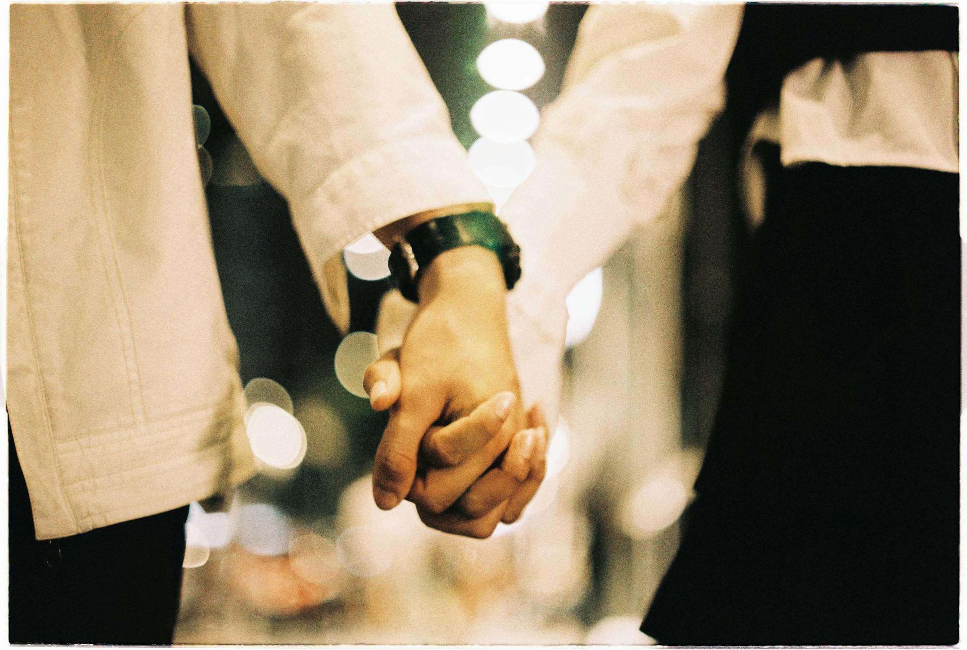 A couple holding hands | Source: Pexels