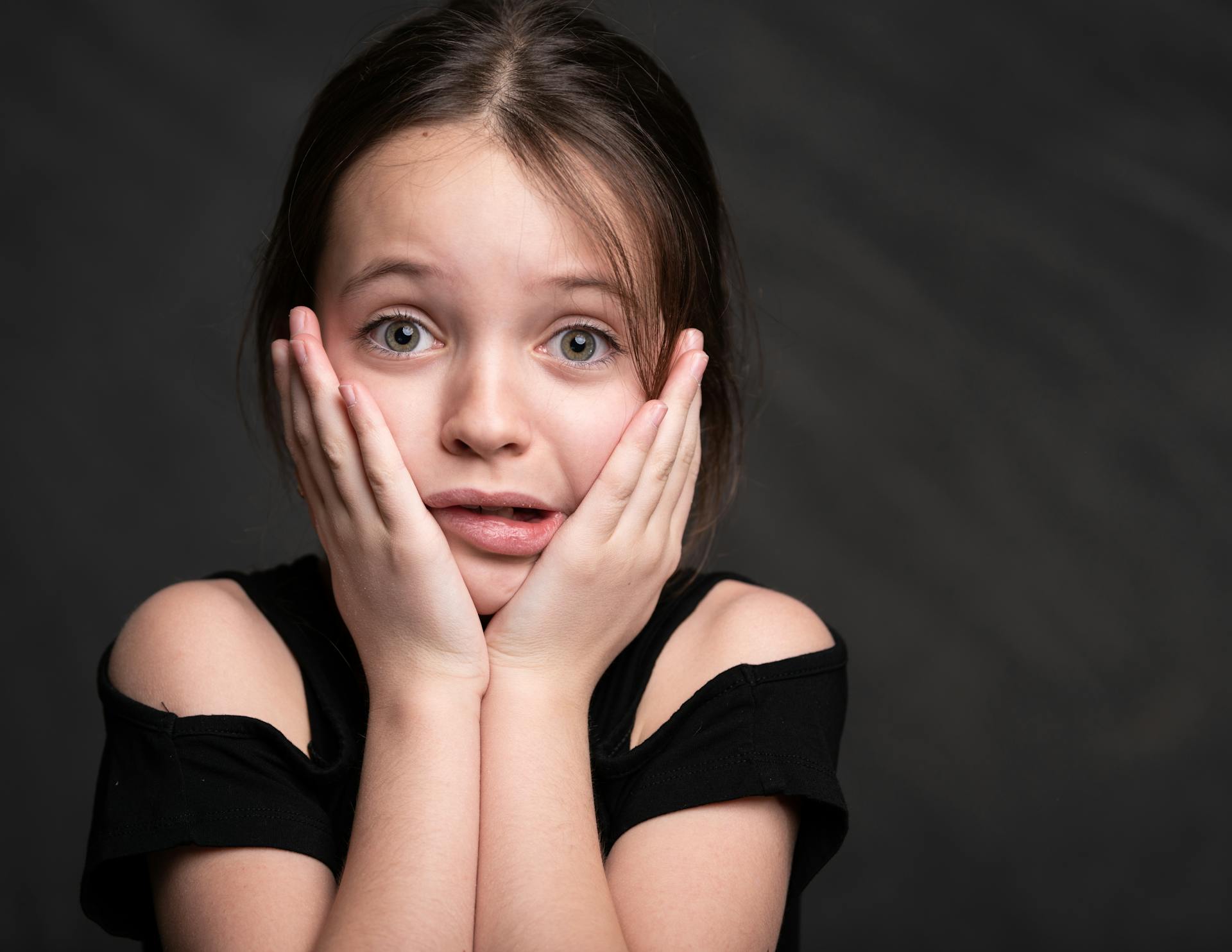 A little girl in a black dress | Source: Pexels