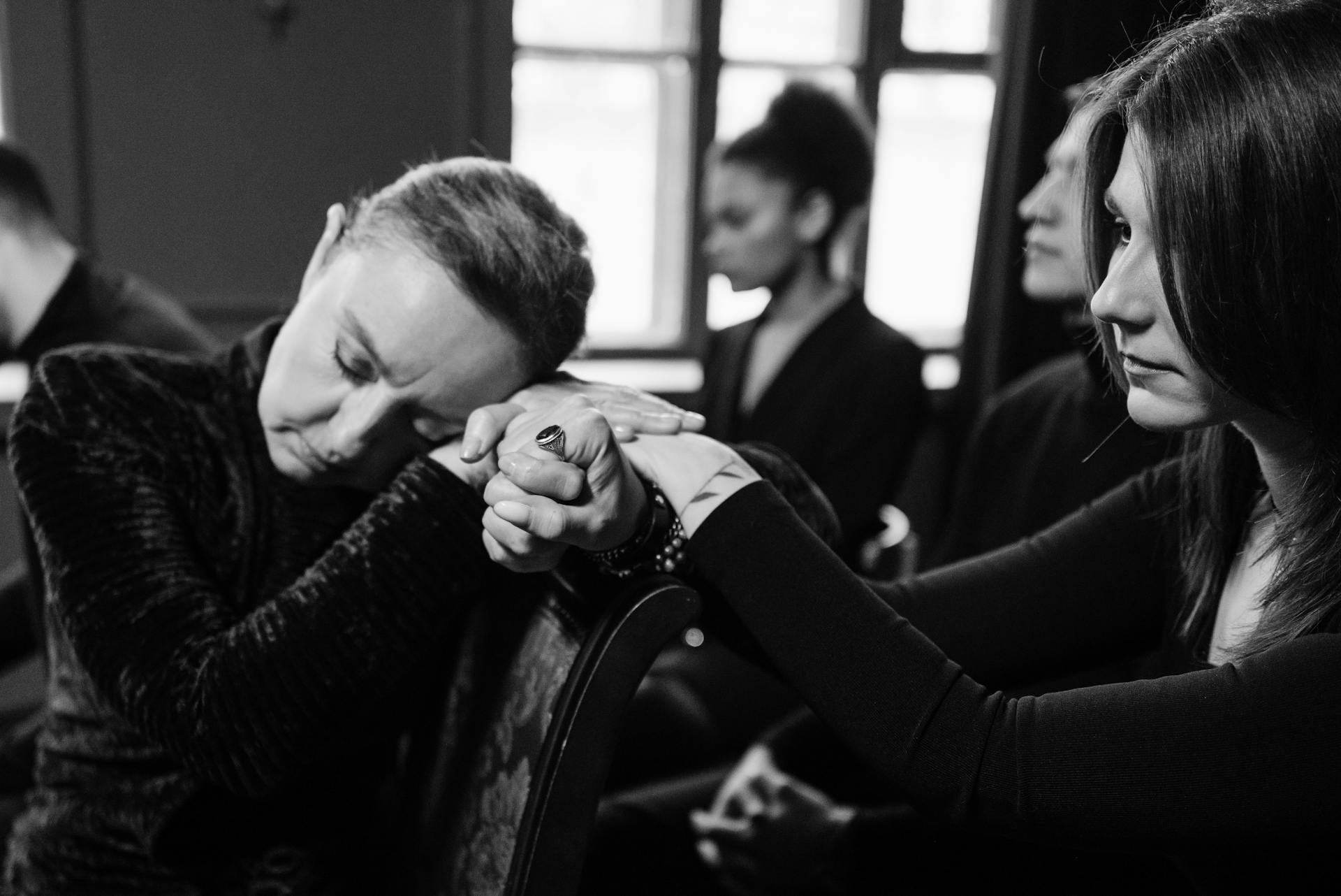 Grieving people sitting in a room | Source: Pexels