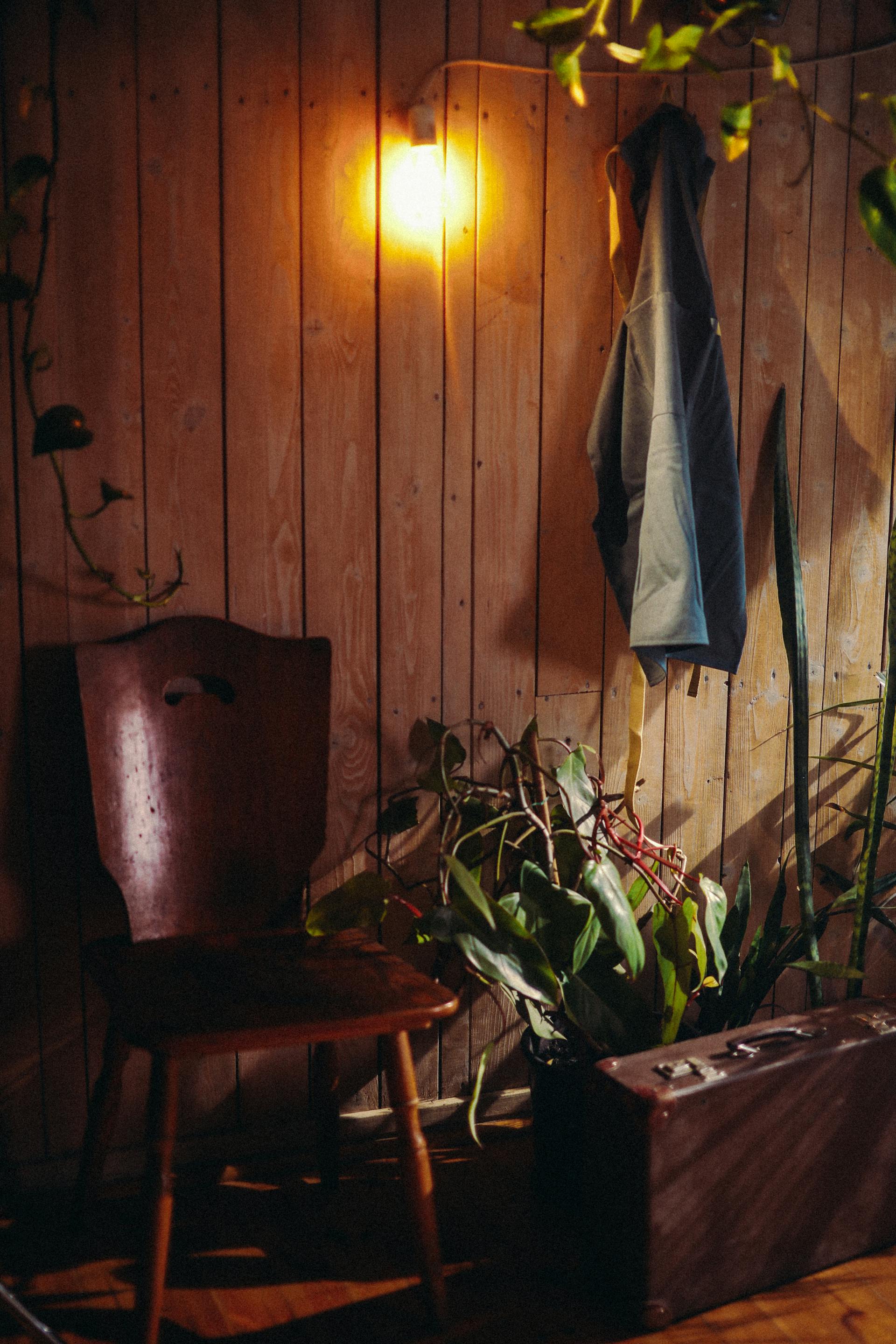 A briefcase on the floor in an entrance hall | Source: Pexels