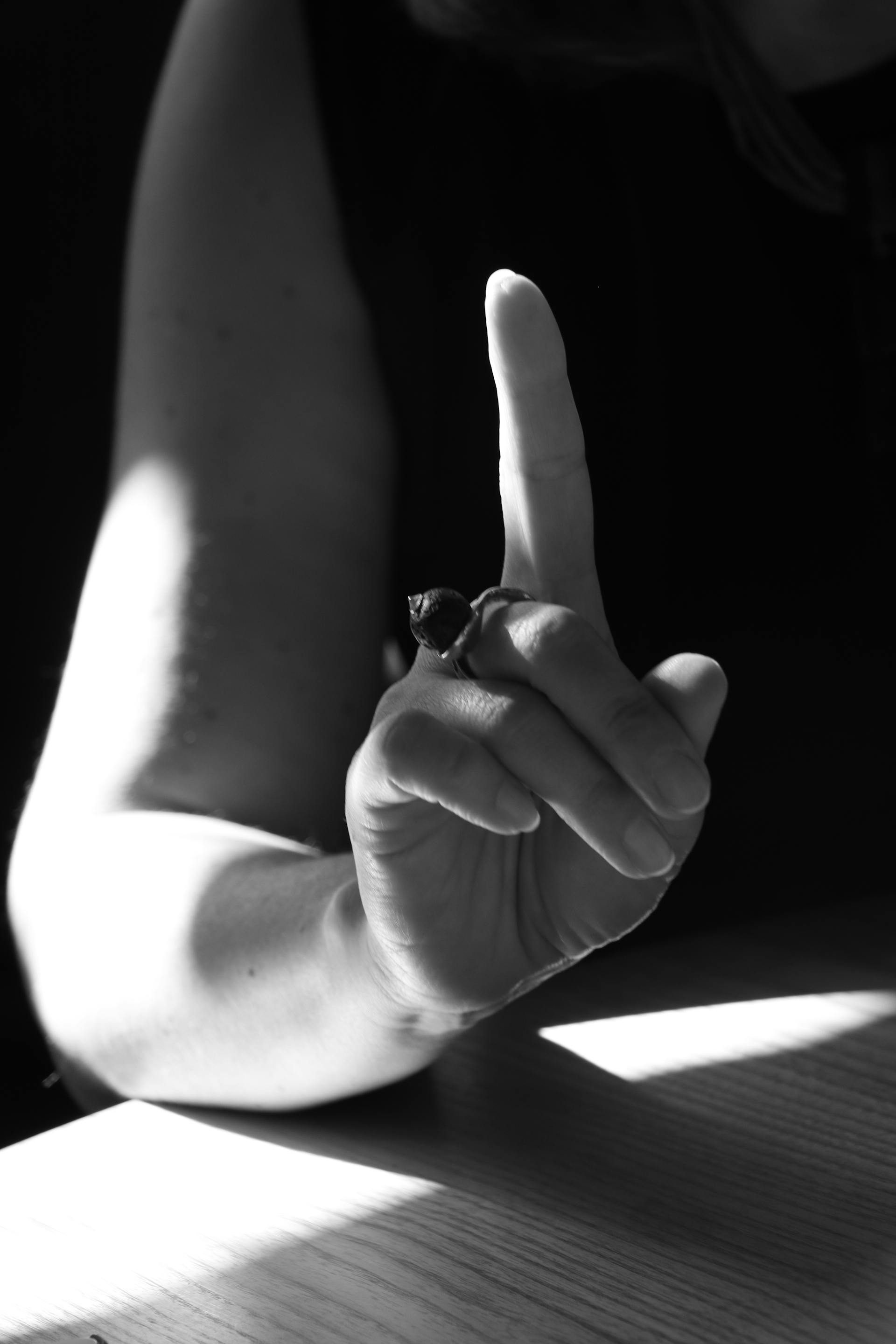 A woman pointing her finger | Source: Pexels