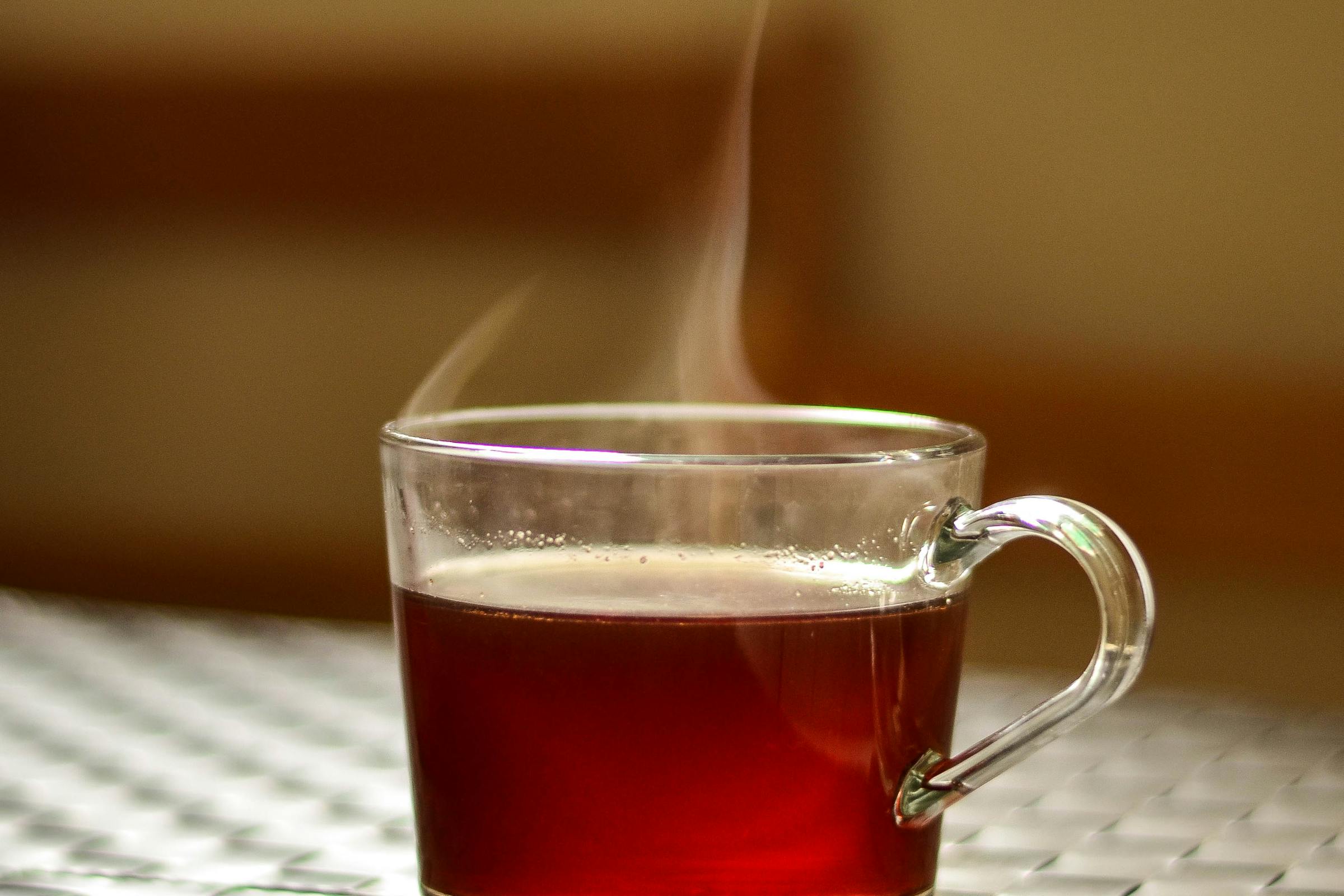 A cup of tea on a kitchen table | Source: Pexels