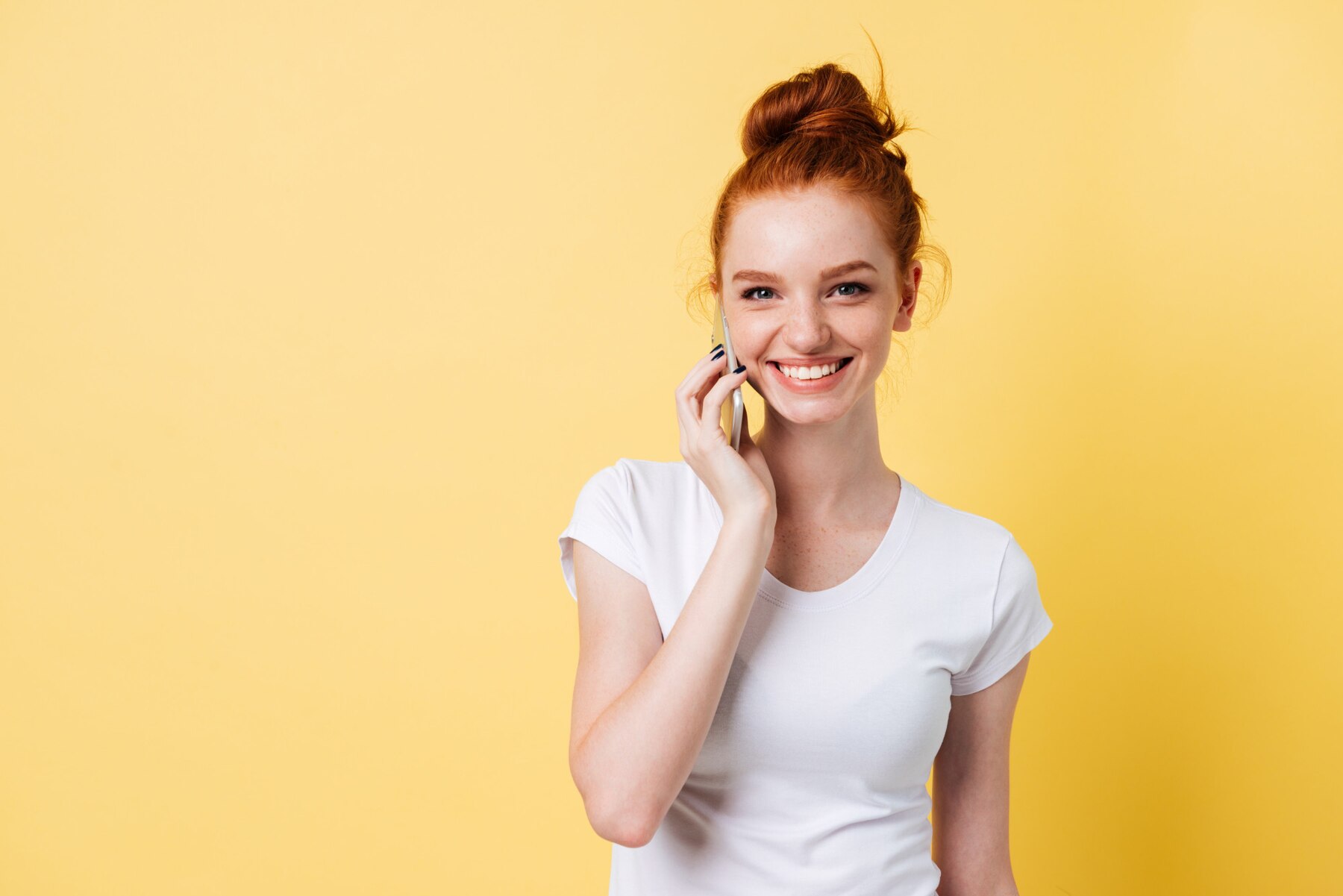 A ginger woman talking on her phone | Source: Freepik