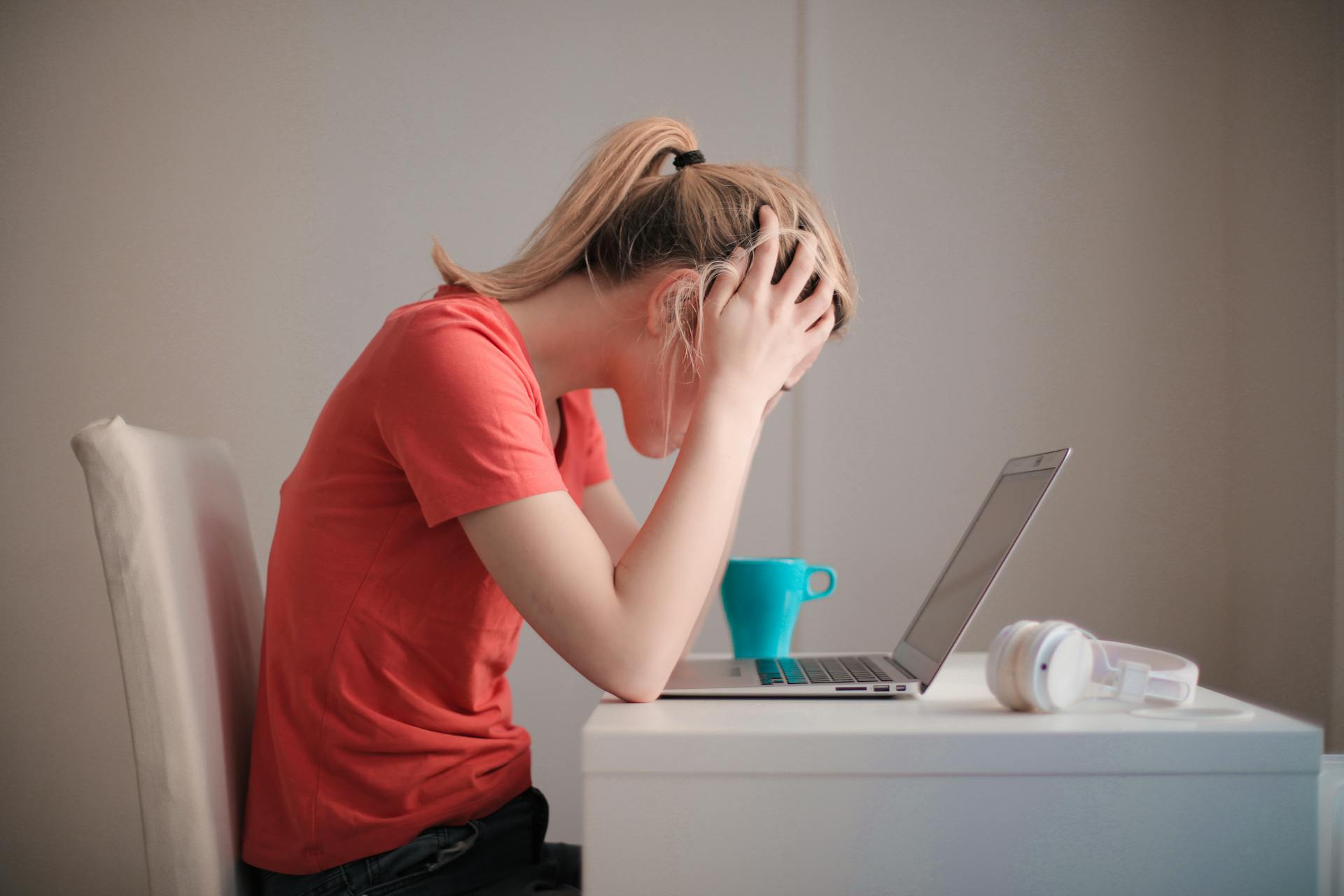 A frustrated teenage girl using a laptop | Source: Pexels