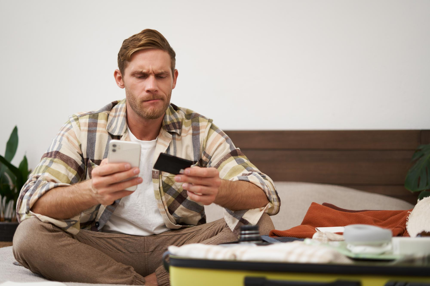 A frustrated man holding his phone | Source: Freepik