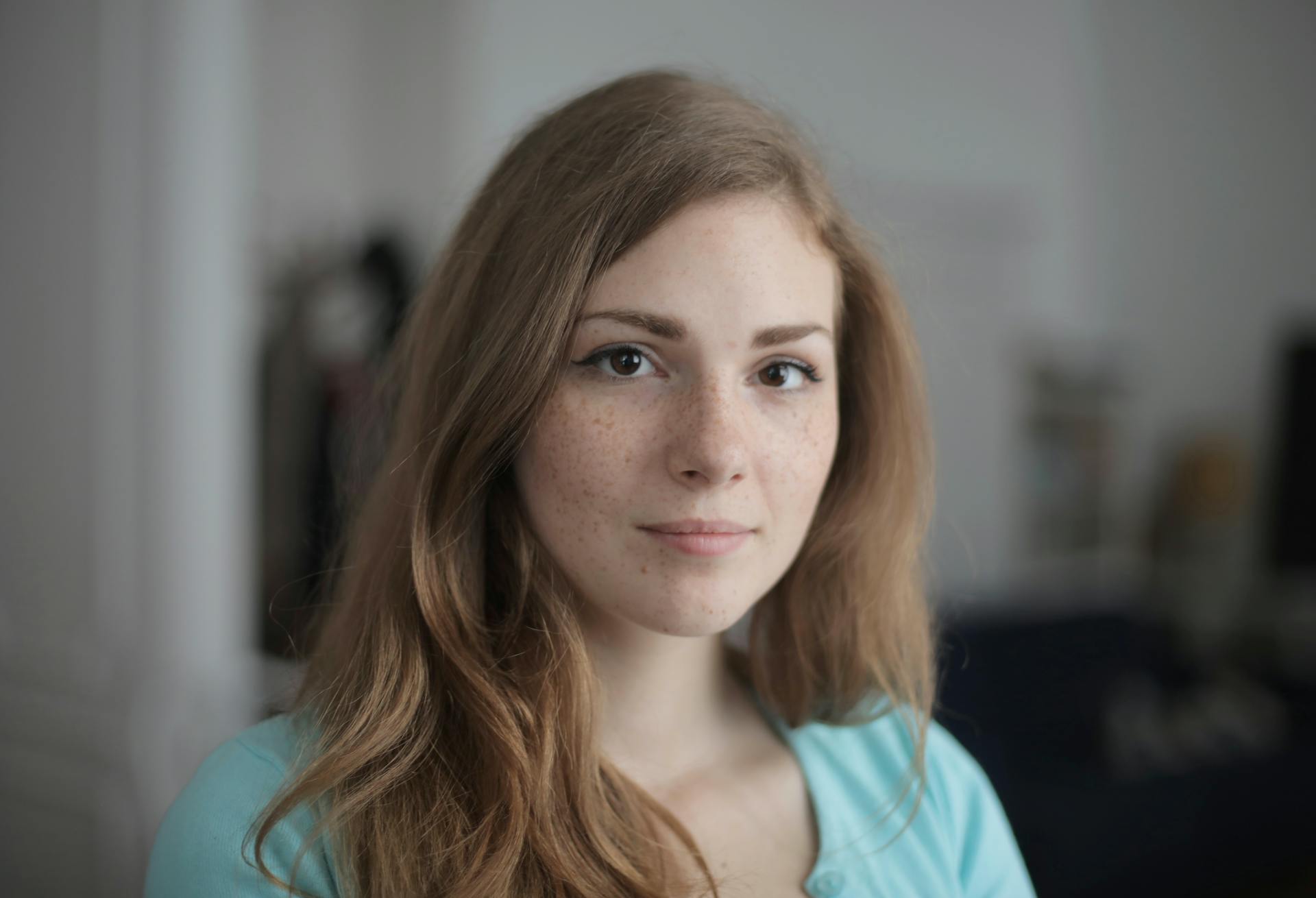 A young woman with a freckled face | Source: Pexels