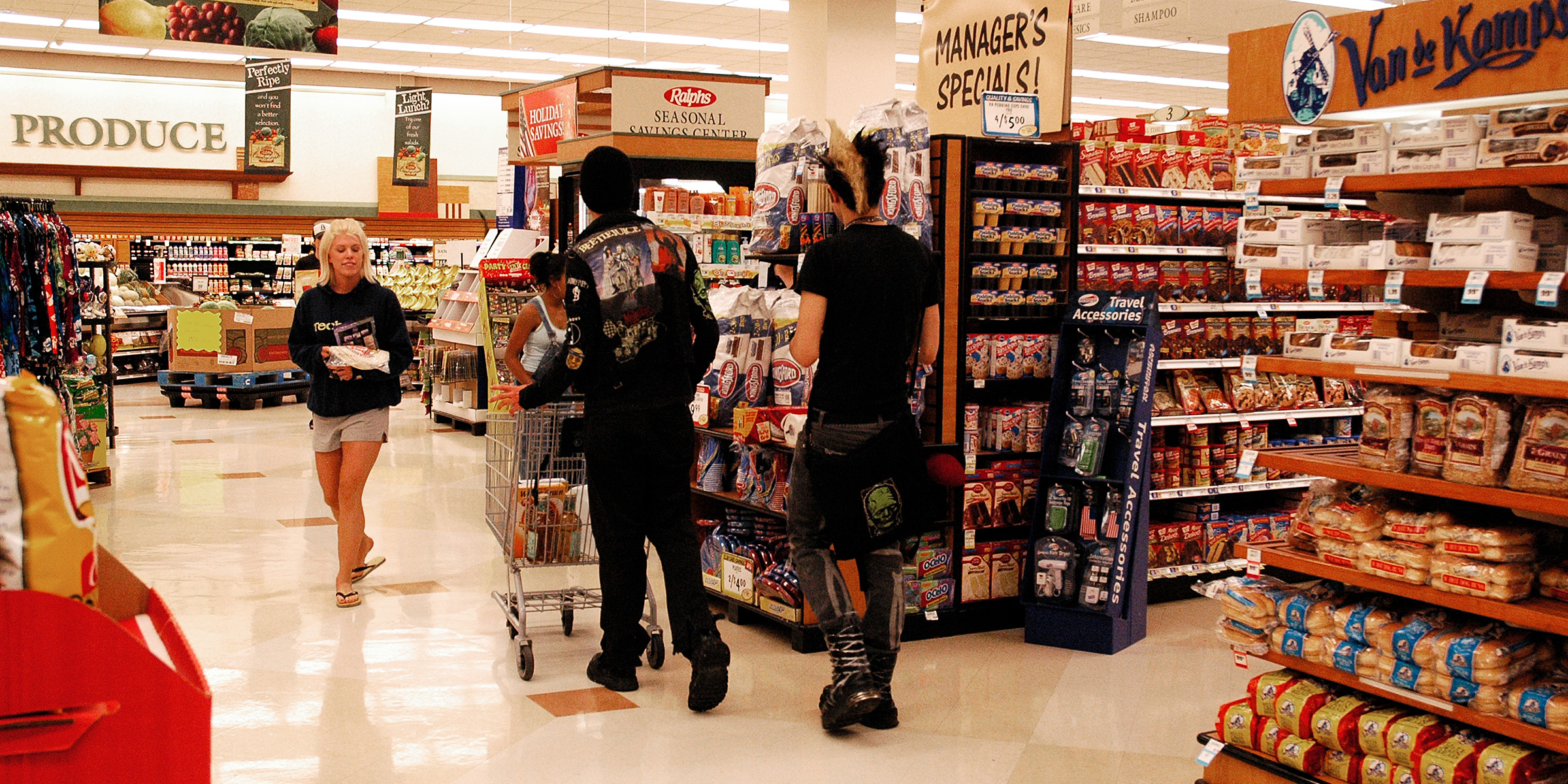 People inside a supermarket | Source: Flikr