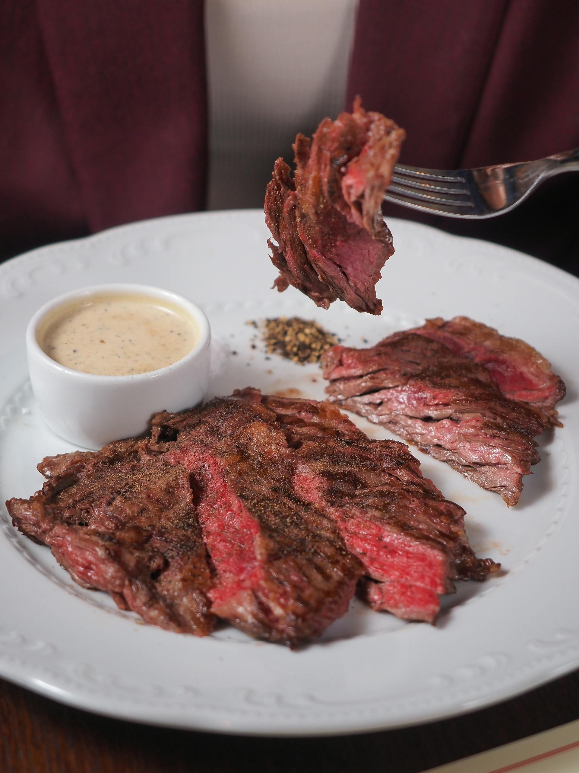 a piece of steak on a fork | Source: Pexels