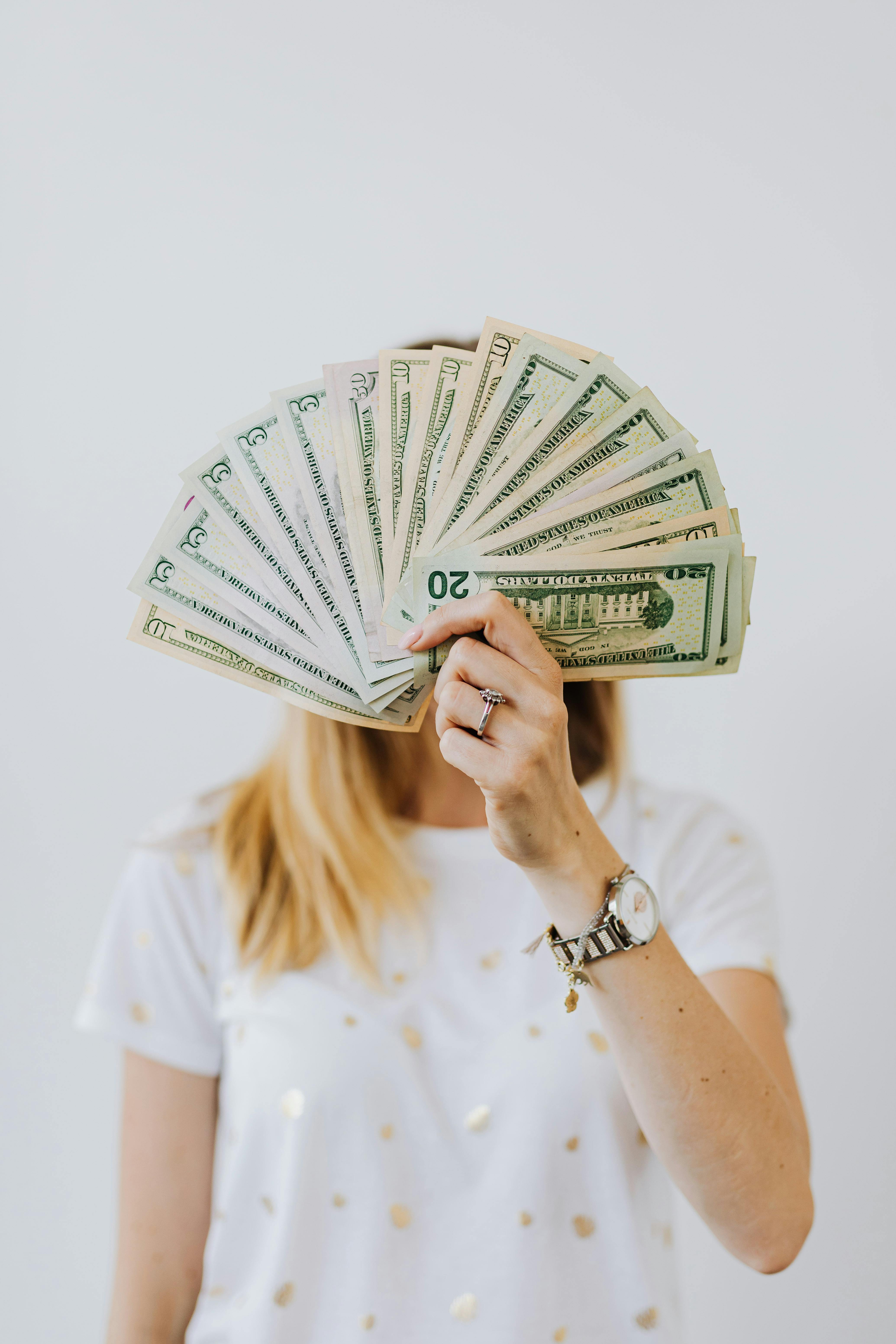 A woman holding some money | Source: Pexels
