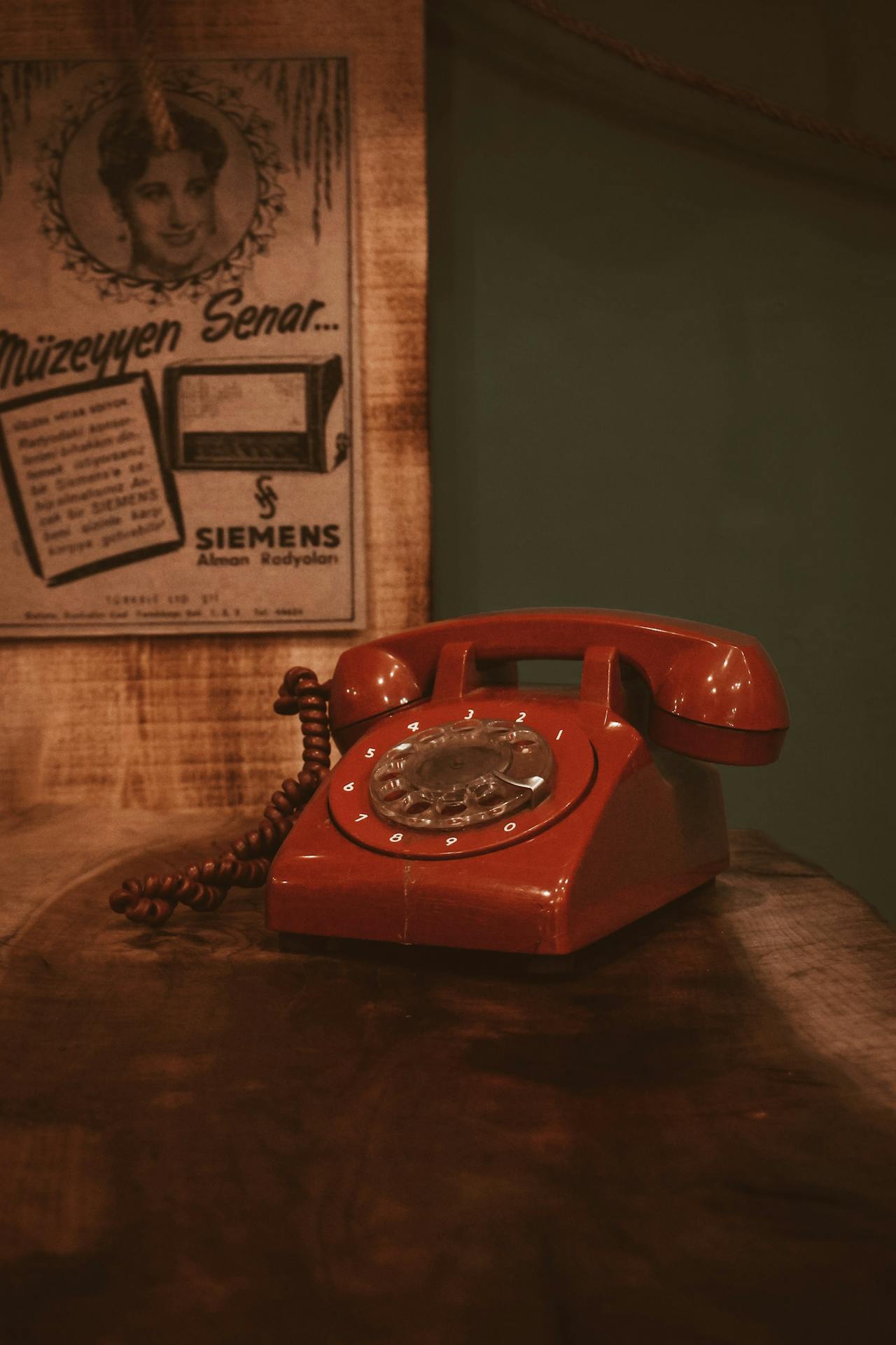 A rotary phone on the table | Source: Pexels