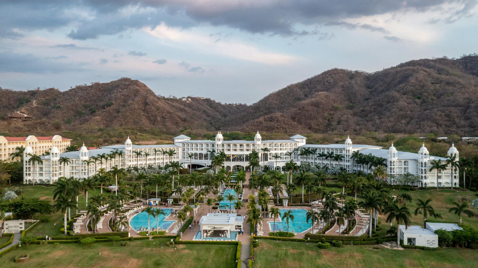 Vista aérea de um resort | Fonte: Pexels