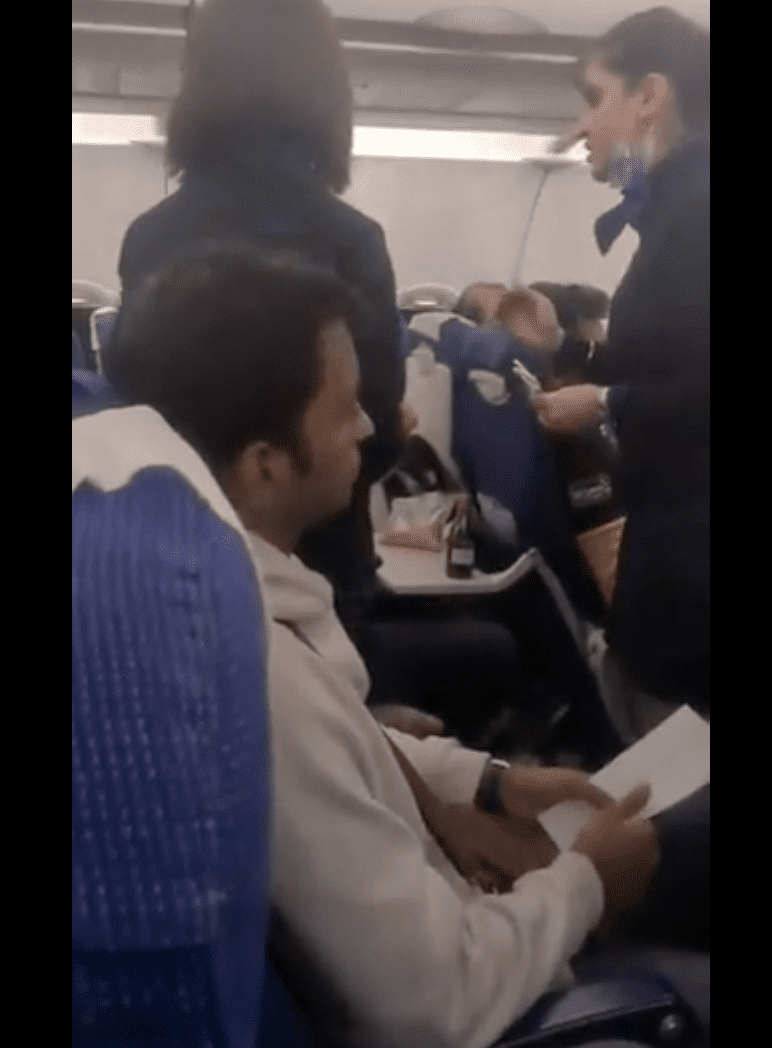 The female flight attendant from IndiGo airline alongside her colleague | Source: Twitter.com/shukla_tarun