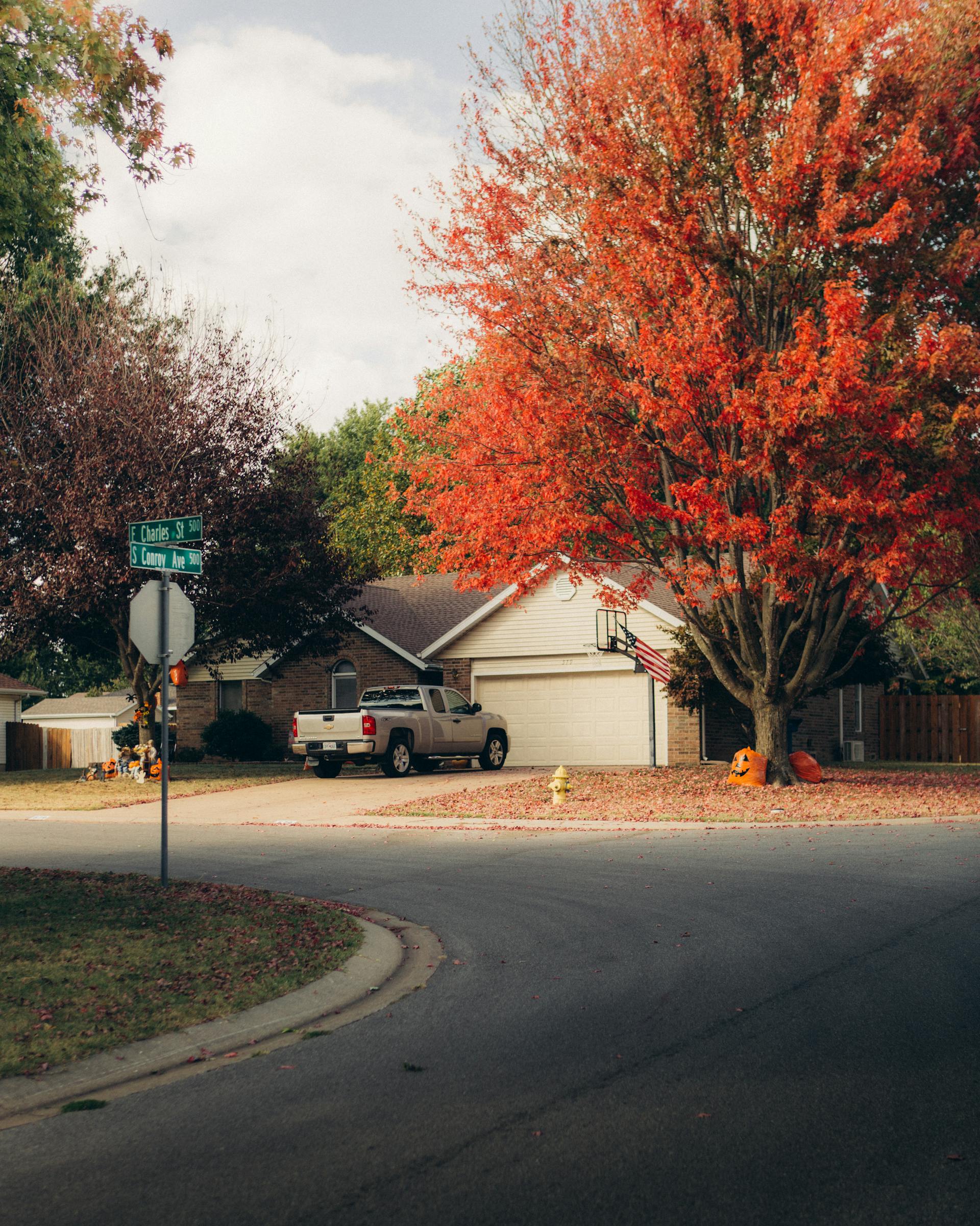 A car parked in a driveway | Source: Pexels