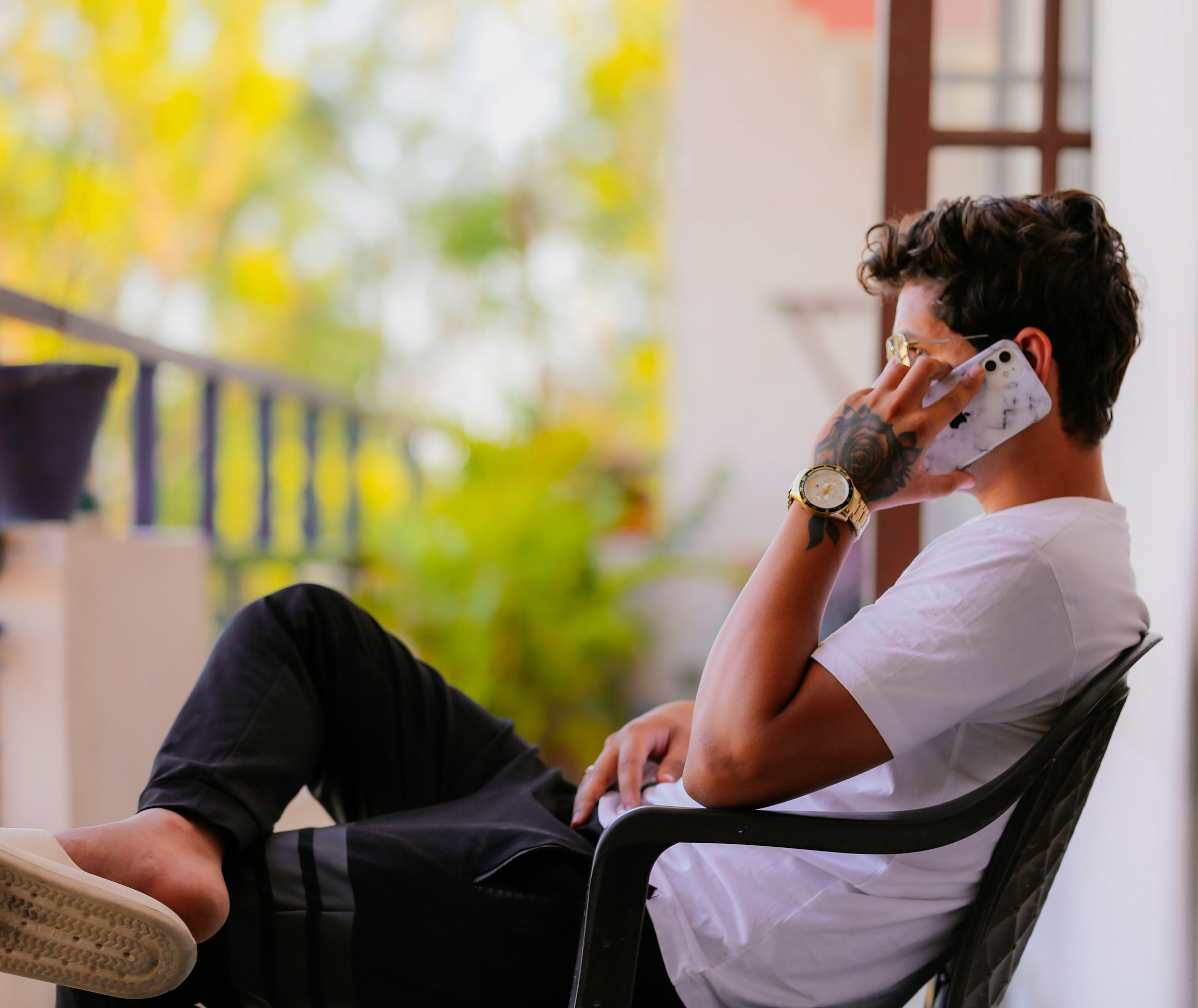 A close-up shot of a man talking on the phone | Source: Unsplash