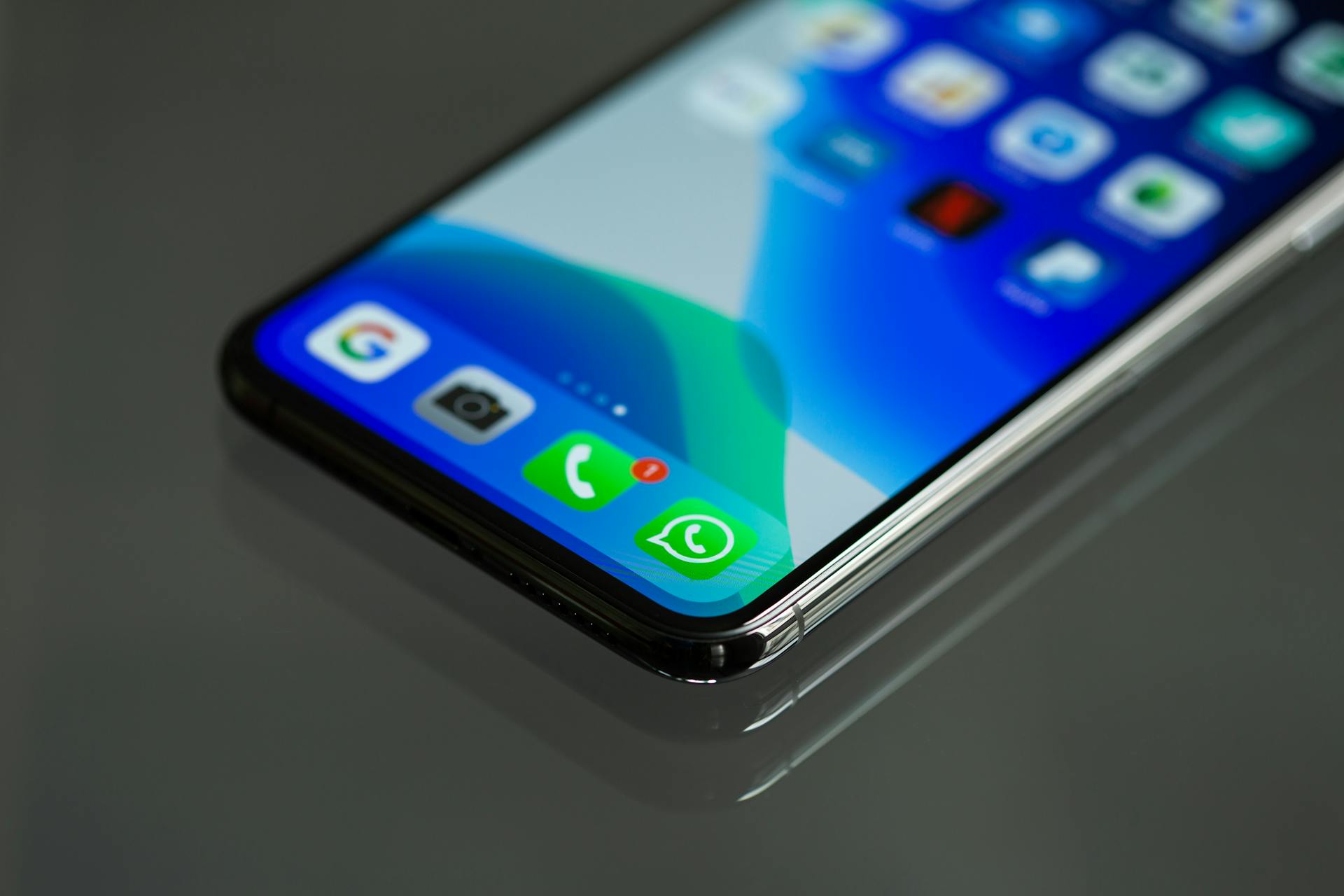 A cell phone on a table | Source: Pexels