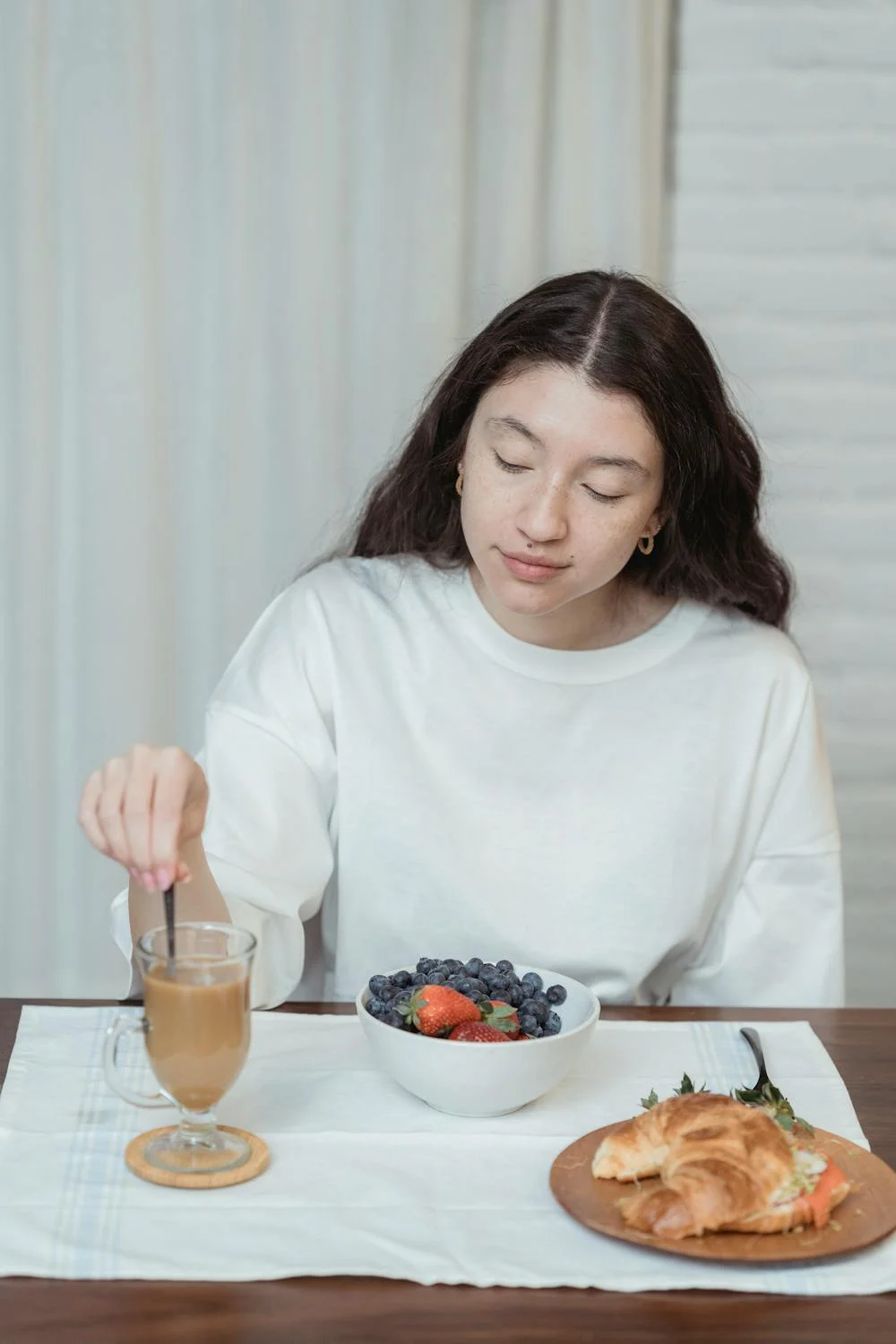 A young woman having breakfast | Source: Pexels