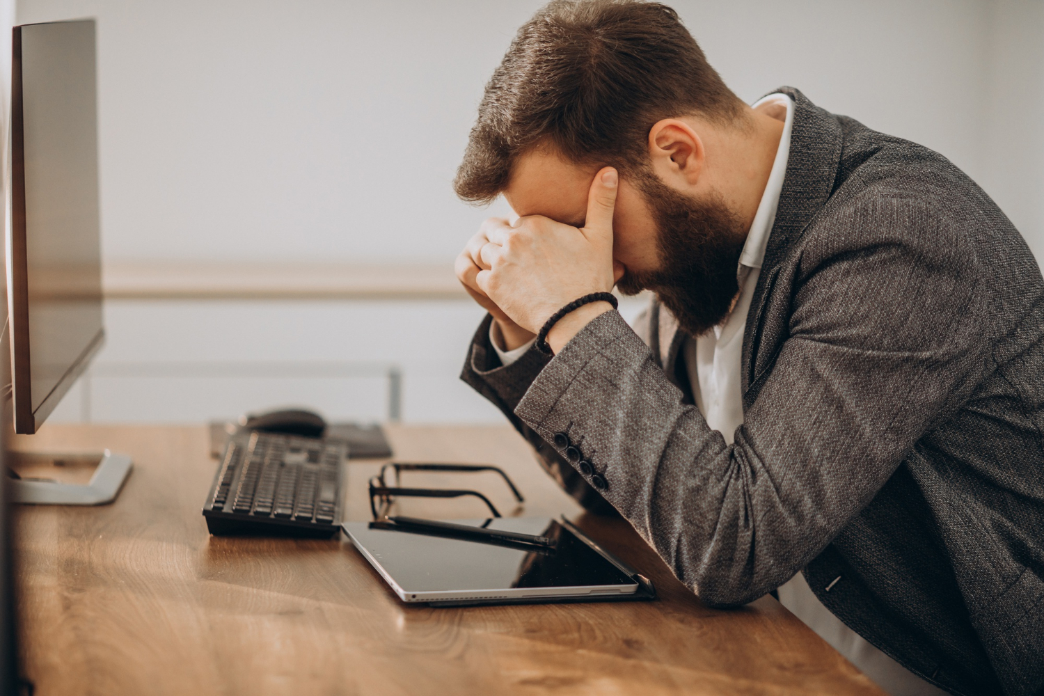 An anxious man | Source: Freepik