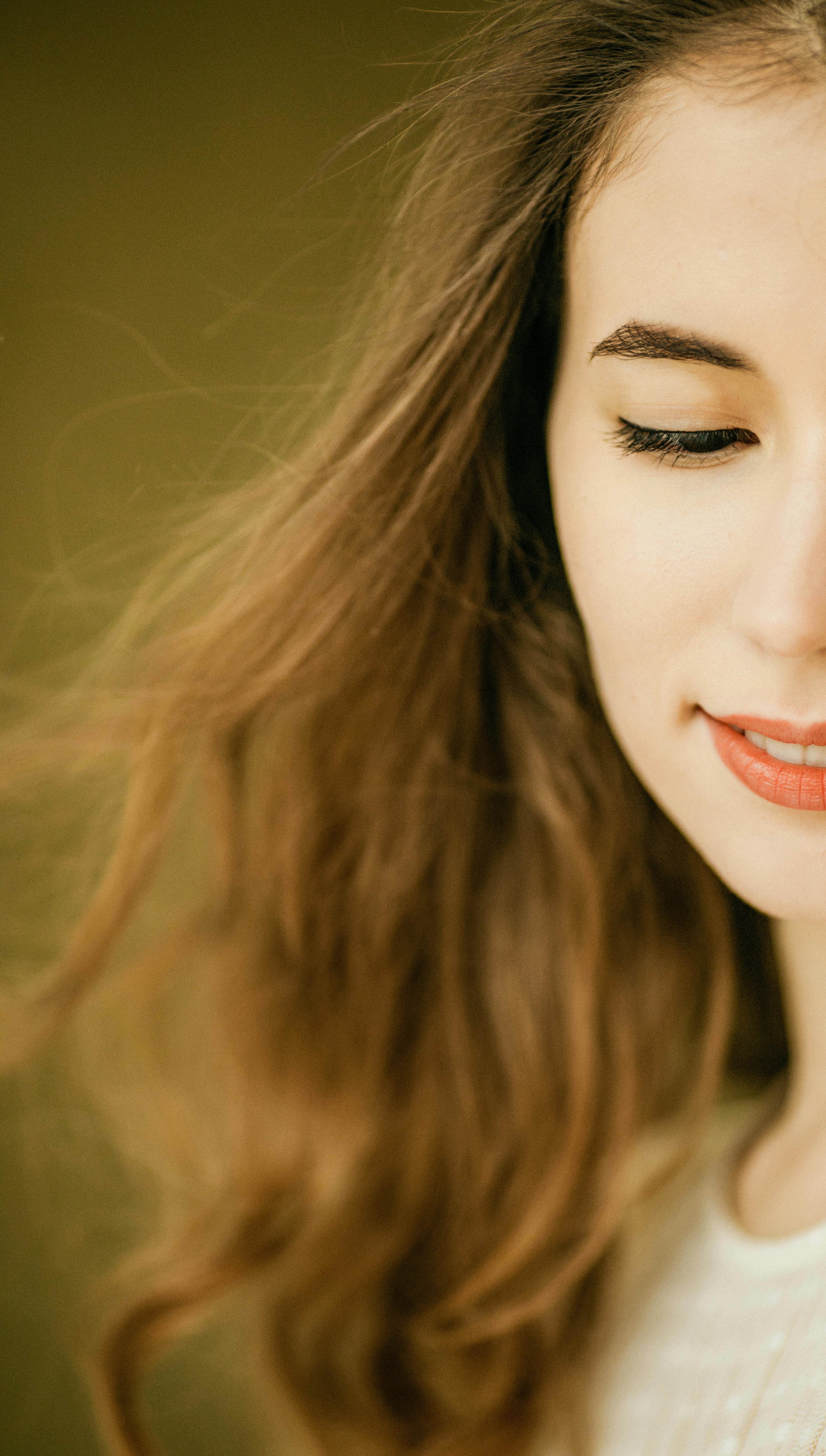 A partial view of a woman looking down | Source: Pexels