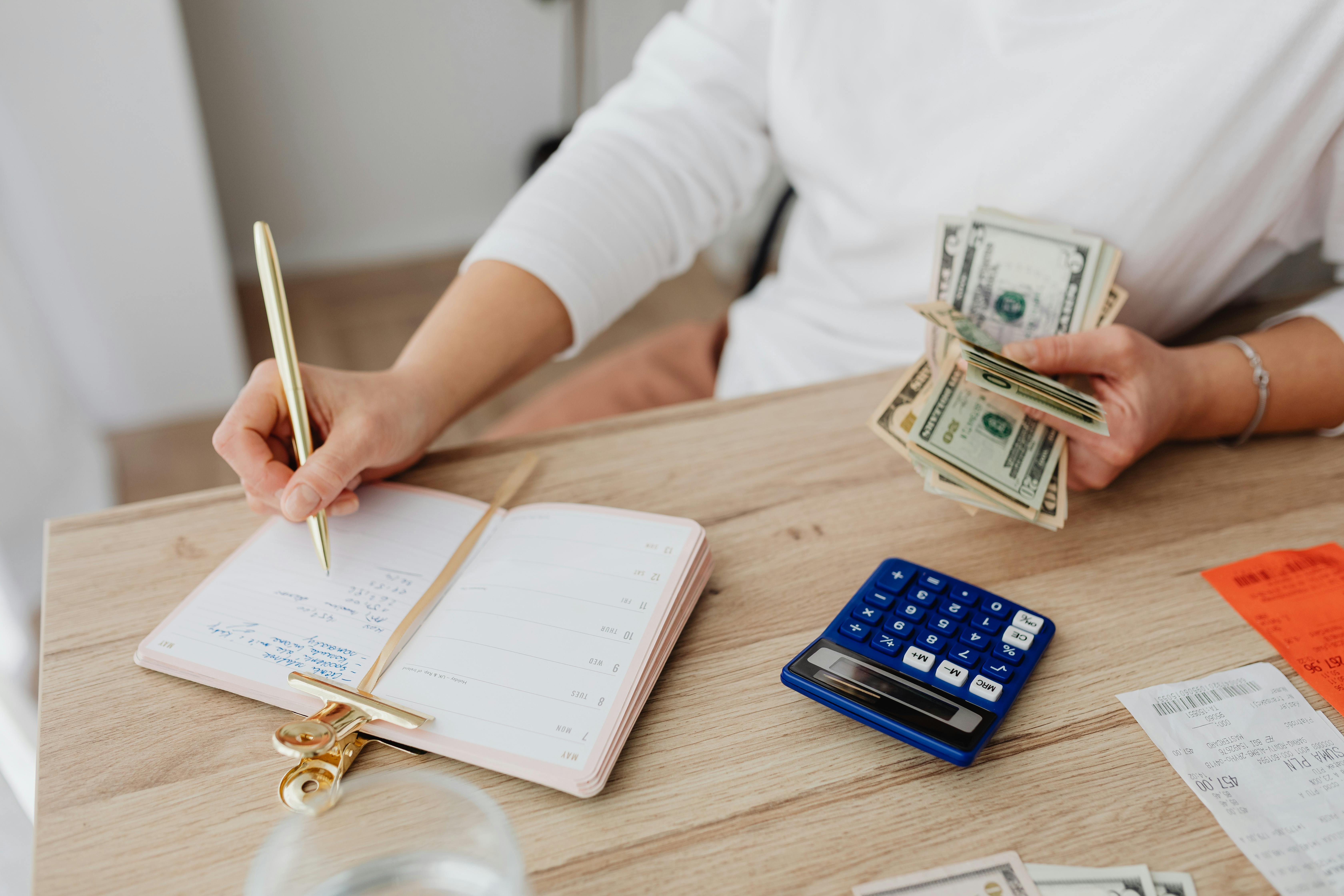 A woman making notes of her bills and payments | Source: Pexels