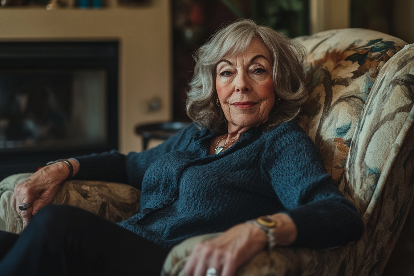 Une femme âgée assise sur un canapé avec une expression hautaine | Source : Midjourney