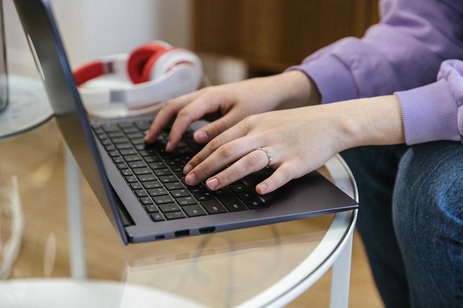 Una mujer usando su computadora portátil | Fuente: Pexels