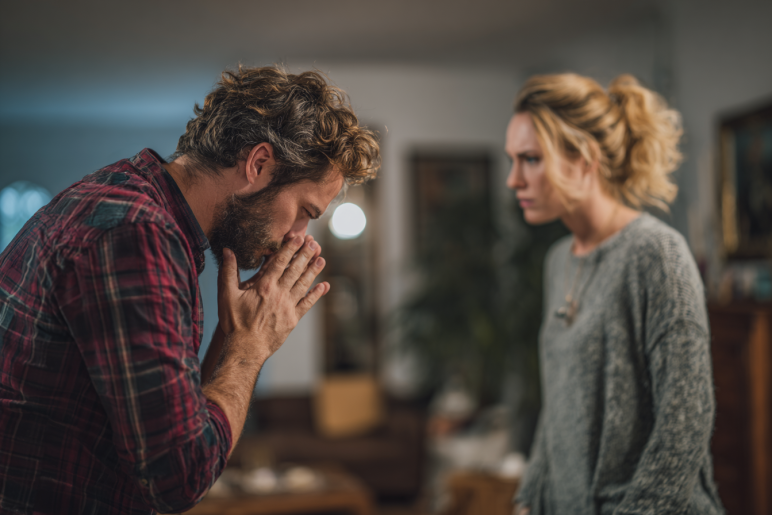 An apologetic man talking to an angry woman | Source: Midjourney