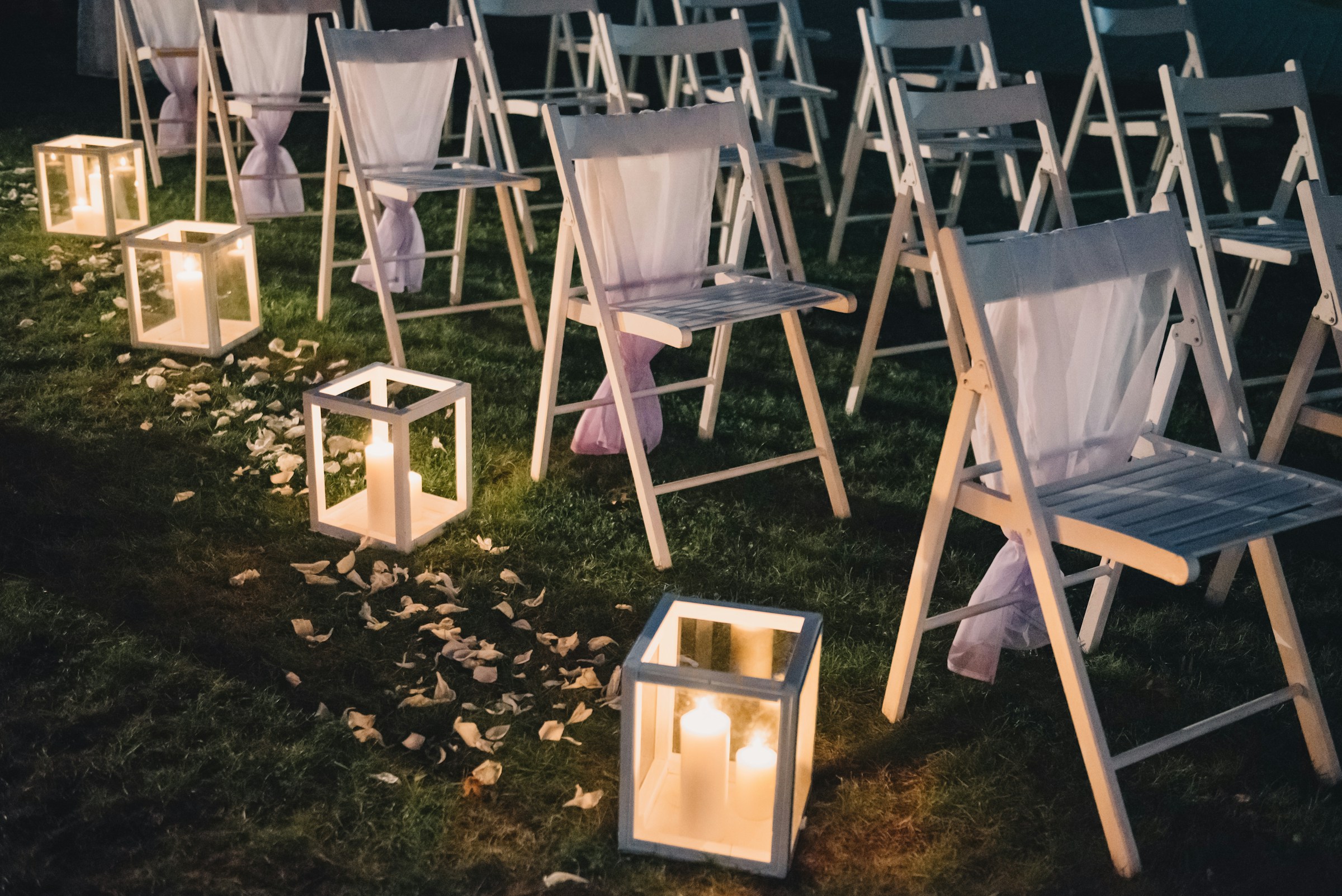 Empty chairs next to a wedding aisle | Source: Unsplash