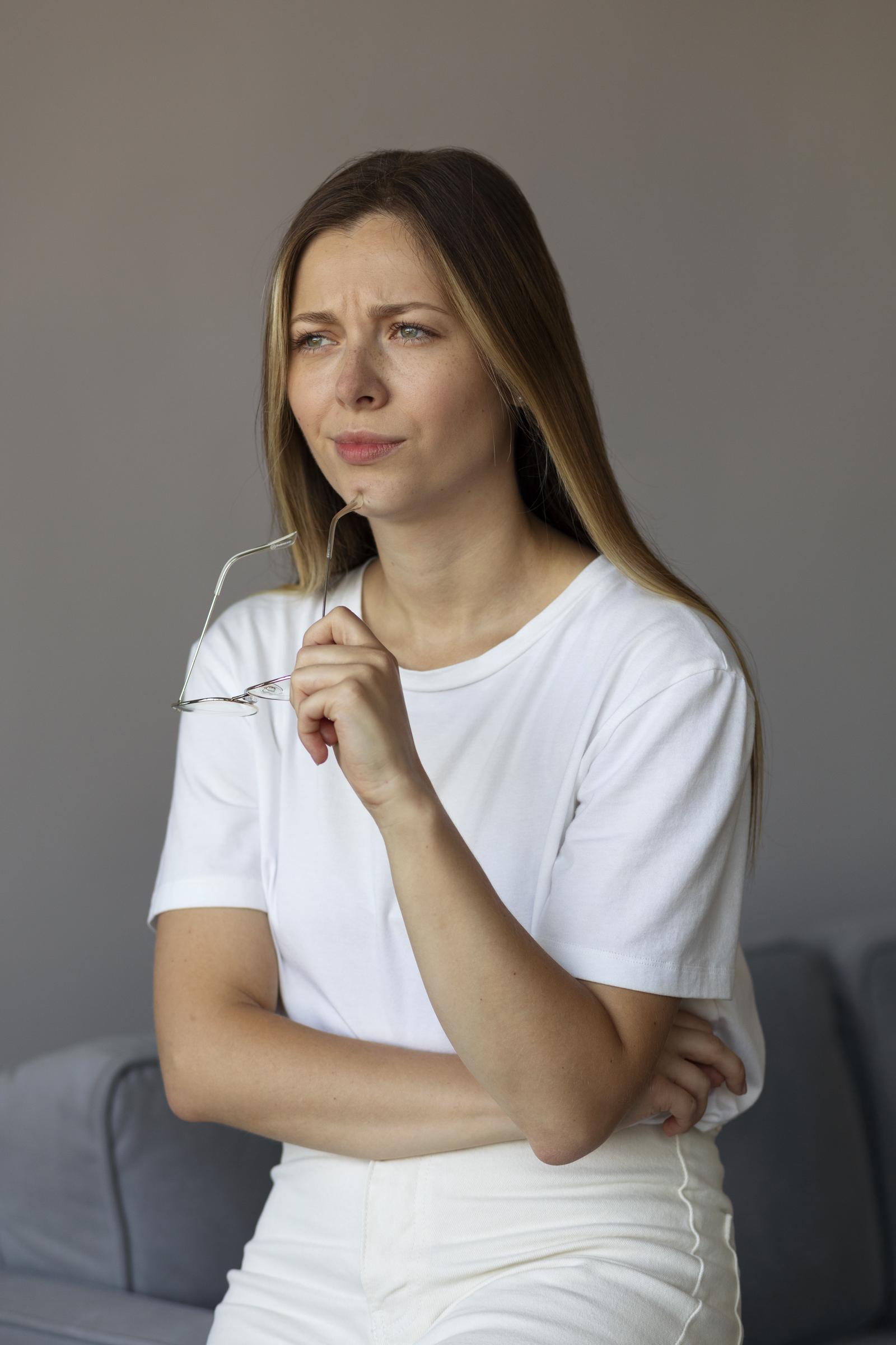 A concerned woman | Source: Freepik