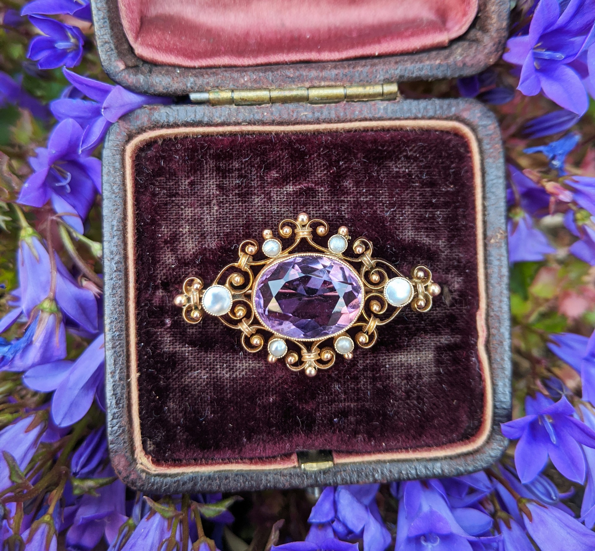 An antique brooch in a jewelry case | Source: Unsplash