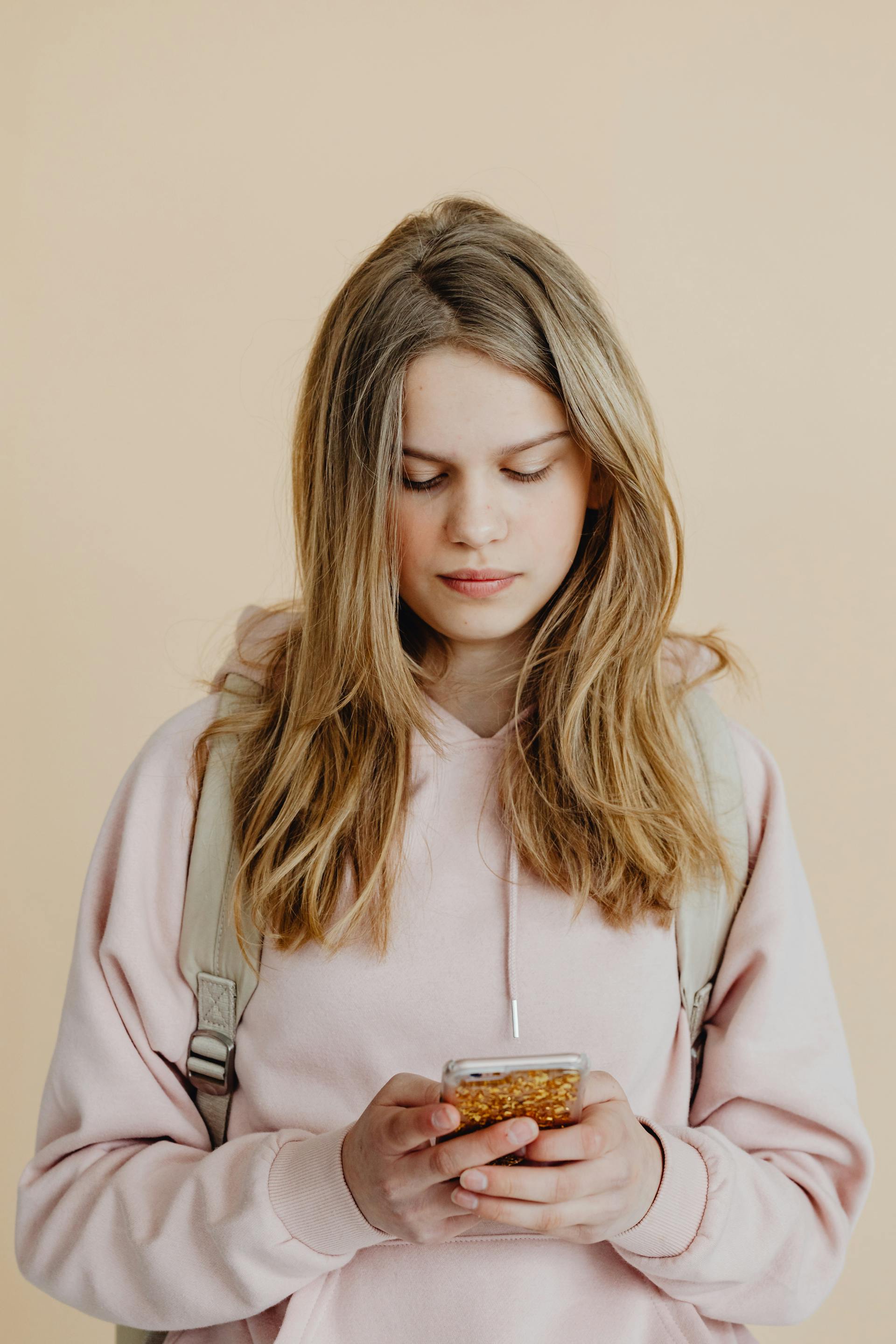 A teenage girl busy on her phone | Source: Pexels